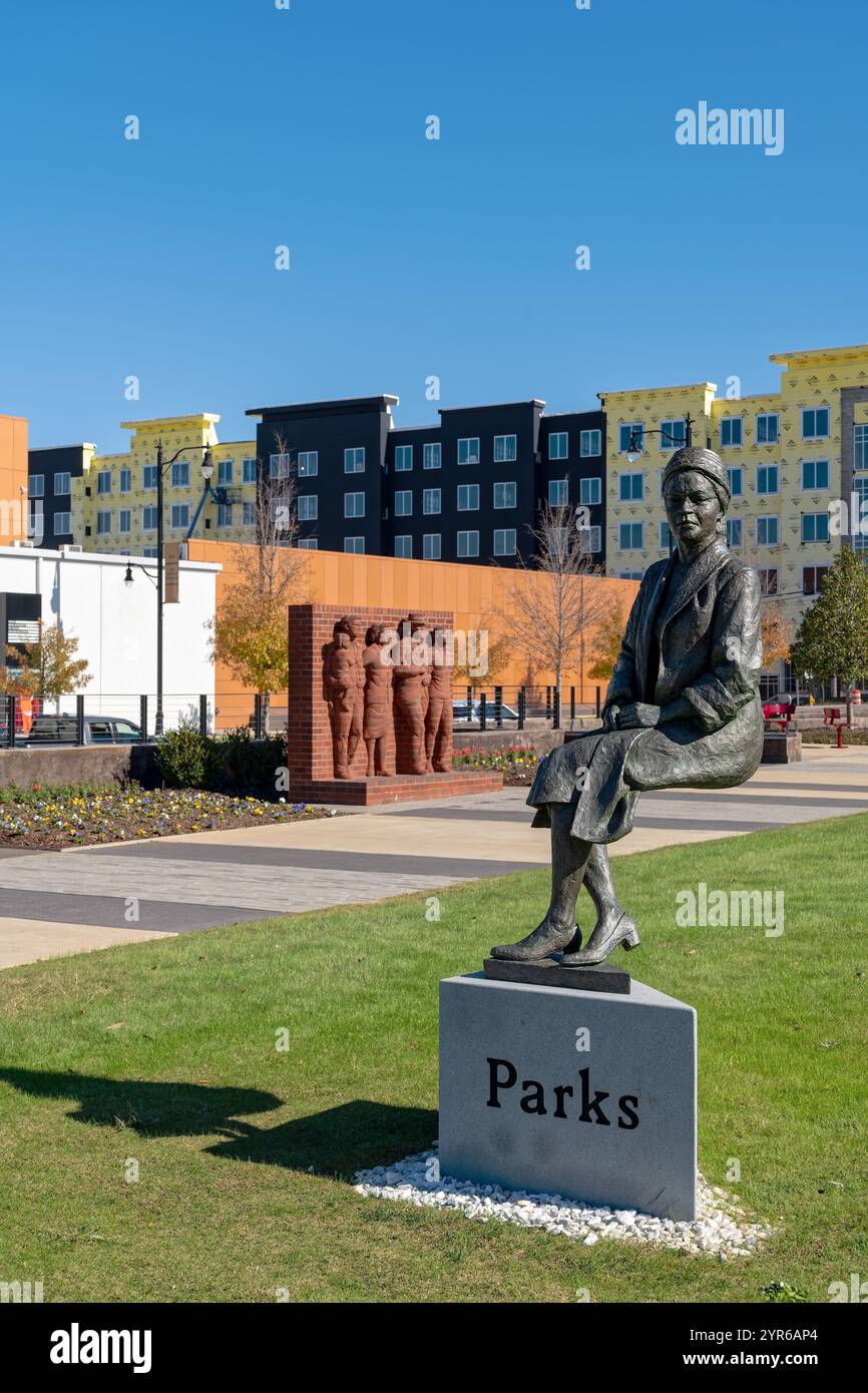 Statua commemorativa di Rosa Parks al Legacy Museum che raffigura un'icona americana dei diritti civili su un autobus cittadino negli anni '1950-'60 a Montgomery, Alabama, USA. Foto Stock