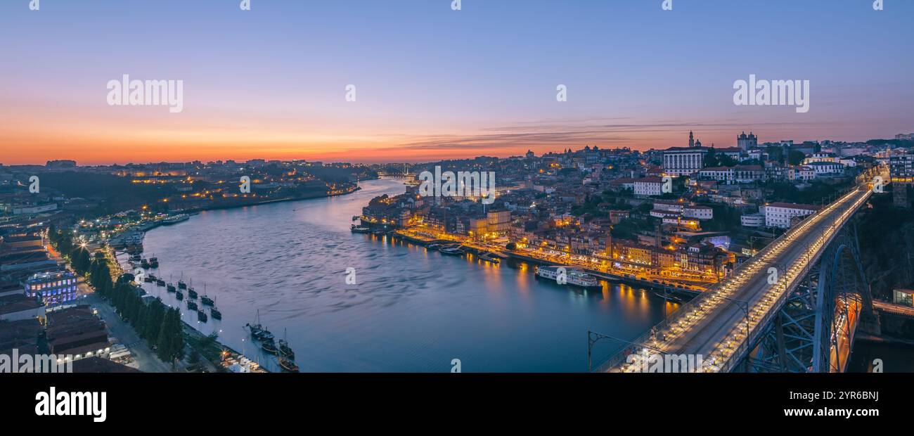 Tramonto colorato che illumina il ponte dom luis i e il fiume douro, collegando porto e vila nova de gaia, creando una vista panoramica mozzafiato Foto Stock