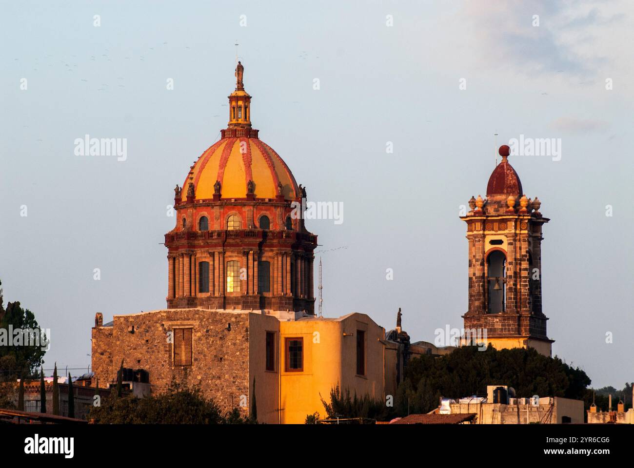 San Miguel de Allende in Messico. Vedute della citta' storica che mostrano alcune delle gemme architettoniche e i colori luminosi Foto Stock