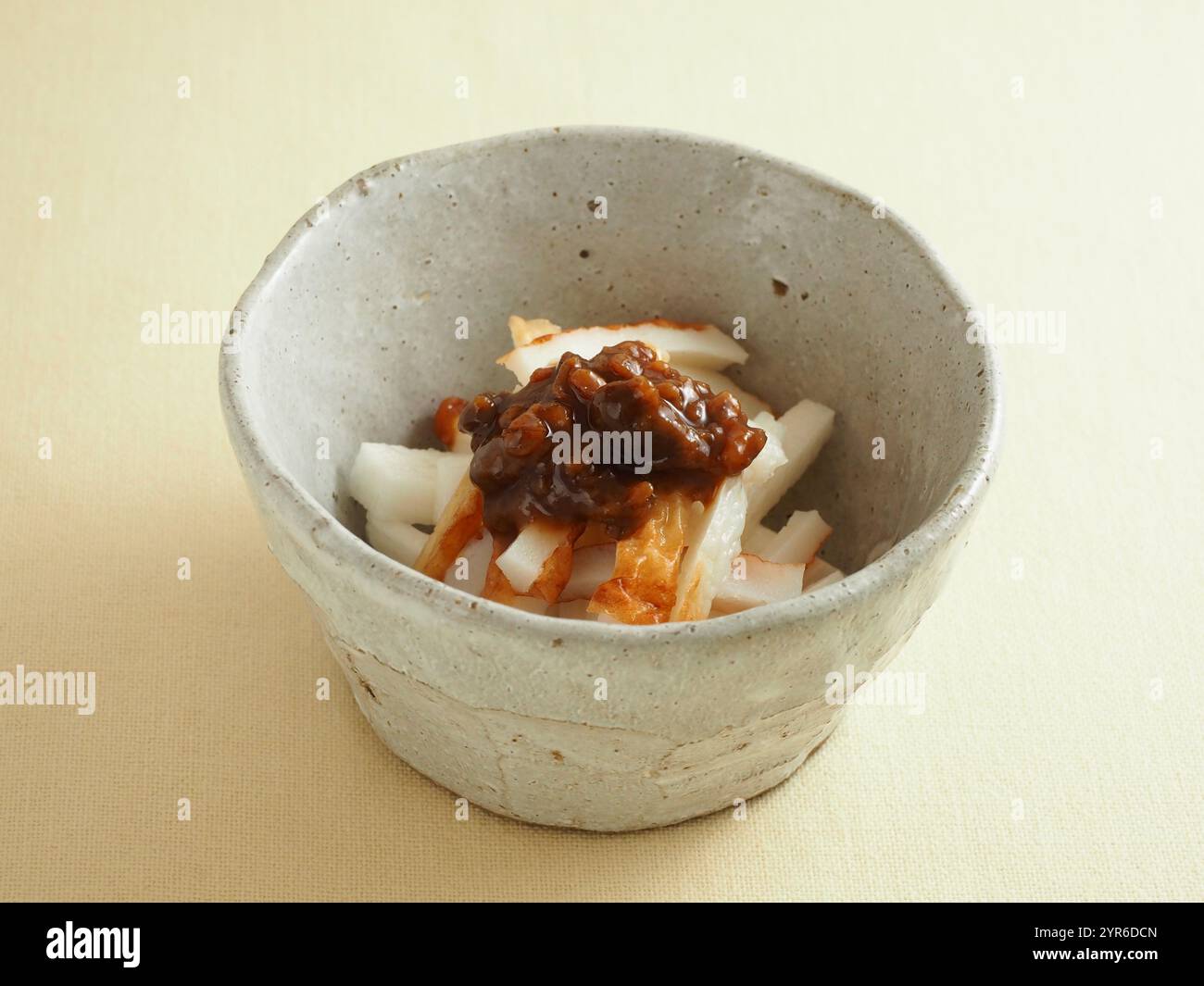 Tufi di pasta di pesce e di Yam ( chikuwa ) con hishio in cima Foto Stock