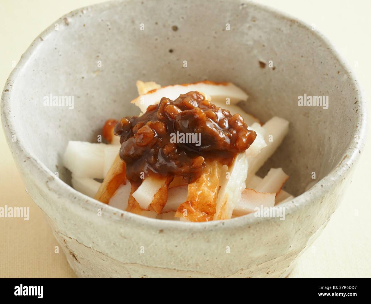 Tufi di pasta di pesce e di Yam ( chikuwa ) con hishio in cima Foto Stock
