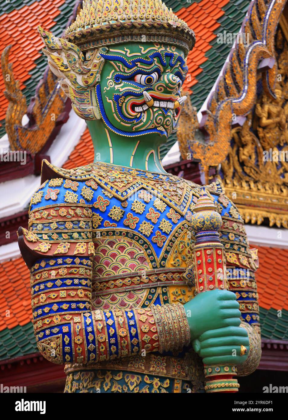 Statua del Guardiano (Yaksha gigante), Wat Phra Kaew (Tempio del Buddha di Smeraldo) e Grand Palace a Bangkok, Thailandia Foto Stock