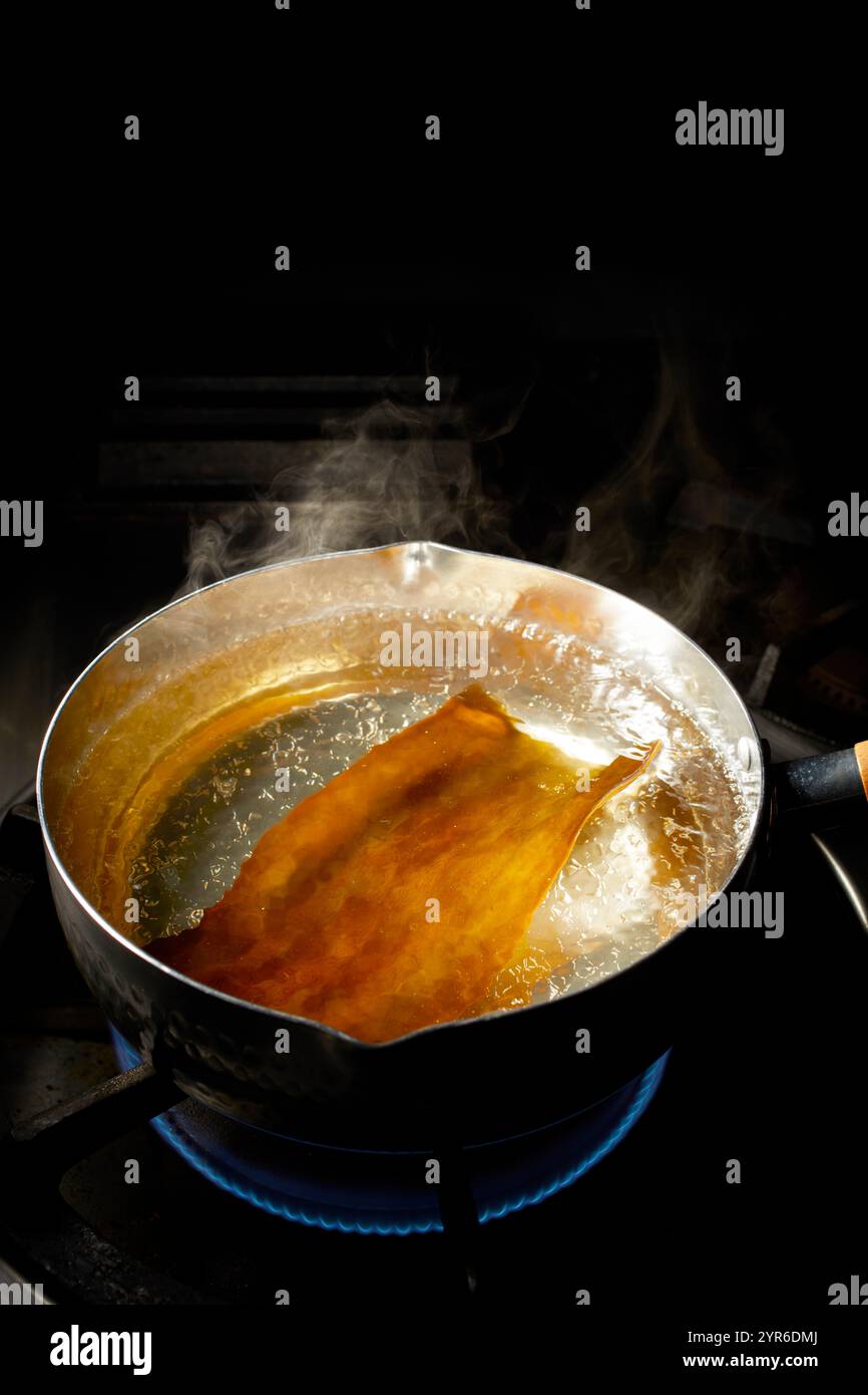 Prendere il brodo di zuppa di alghe Foto Stock