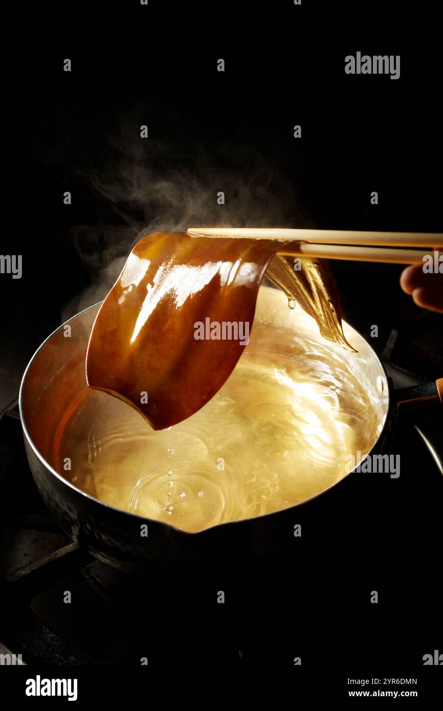 Prendere il brodo di zuppa di alghe Foto Stock