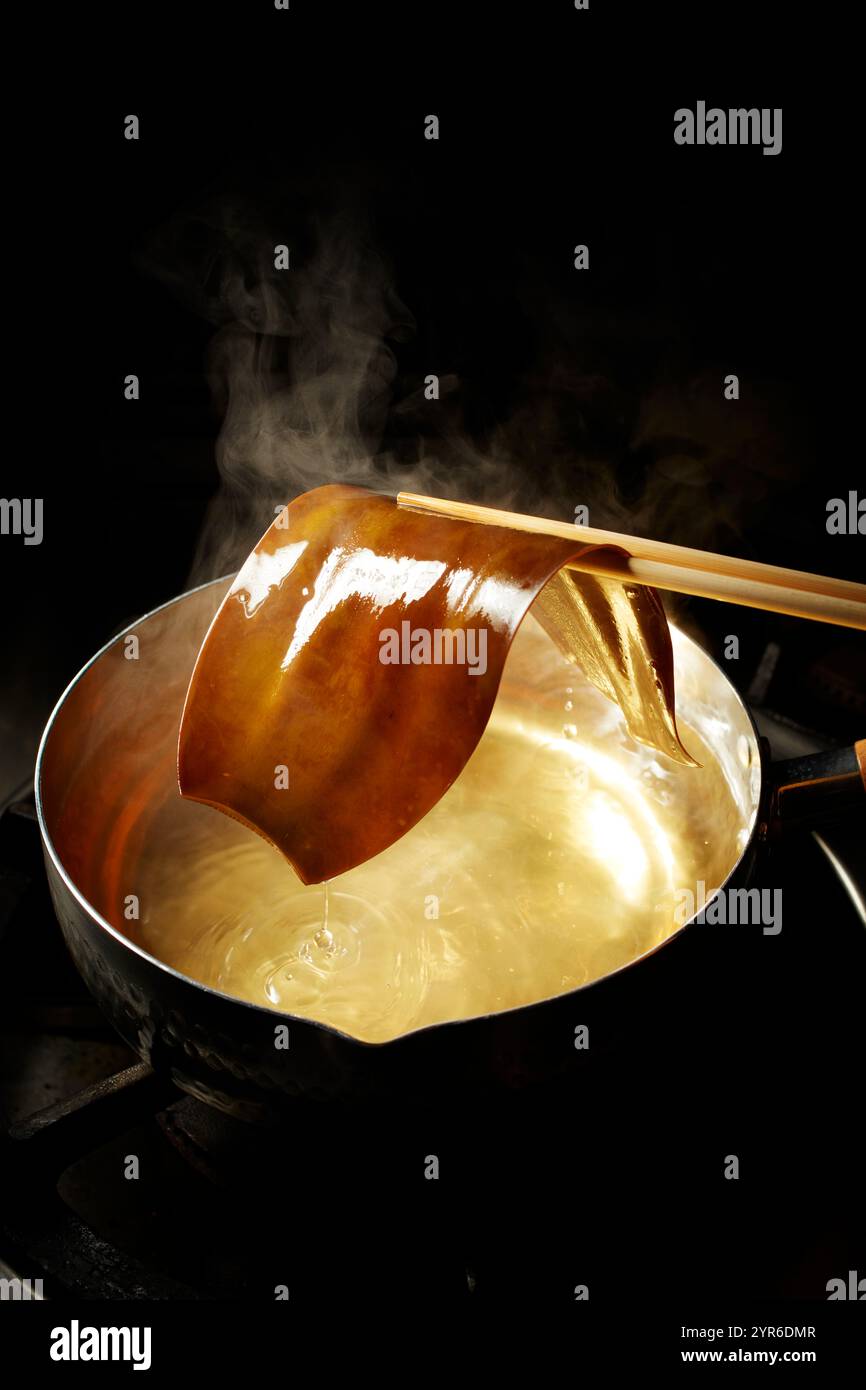 Prendere il brodo di zuppa di alghe Foto Stock