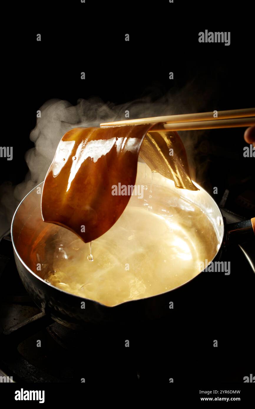 Prendere il brodo di zuppa di alghe Foto Stock