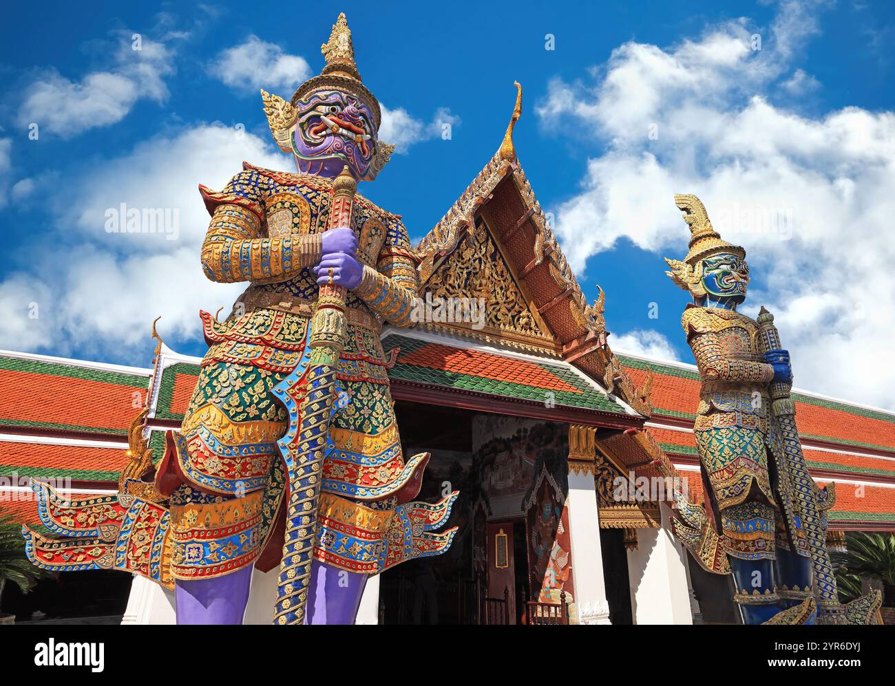 Statue custodi (Giganti Yaksha), Wat Phra Kaew (Tempio del Buddha di Smeraldo) e Grand Palace a Bangkok, Thailandia Foto Stock