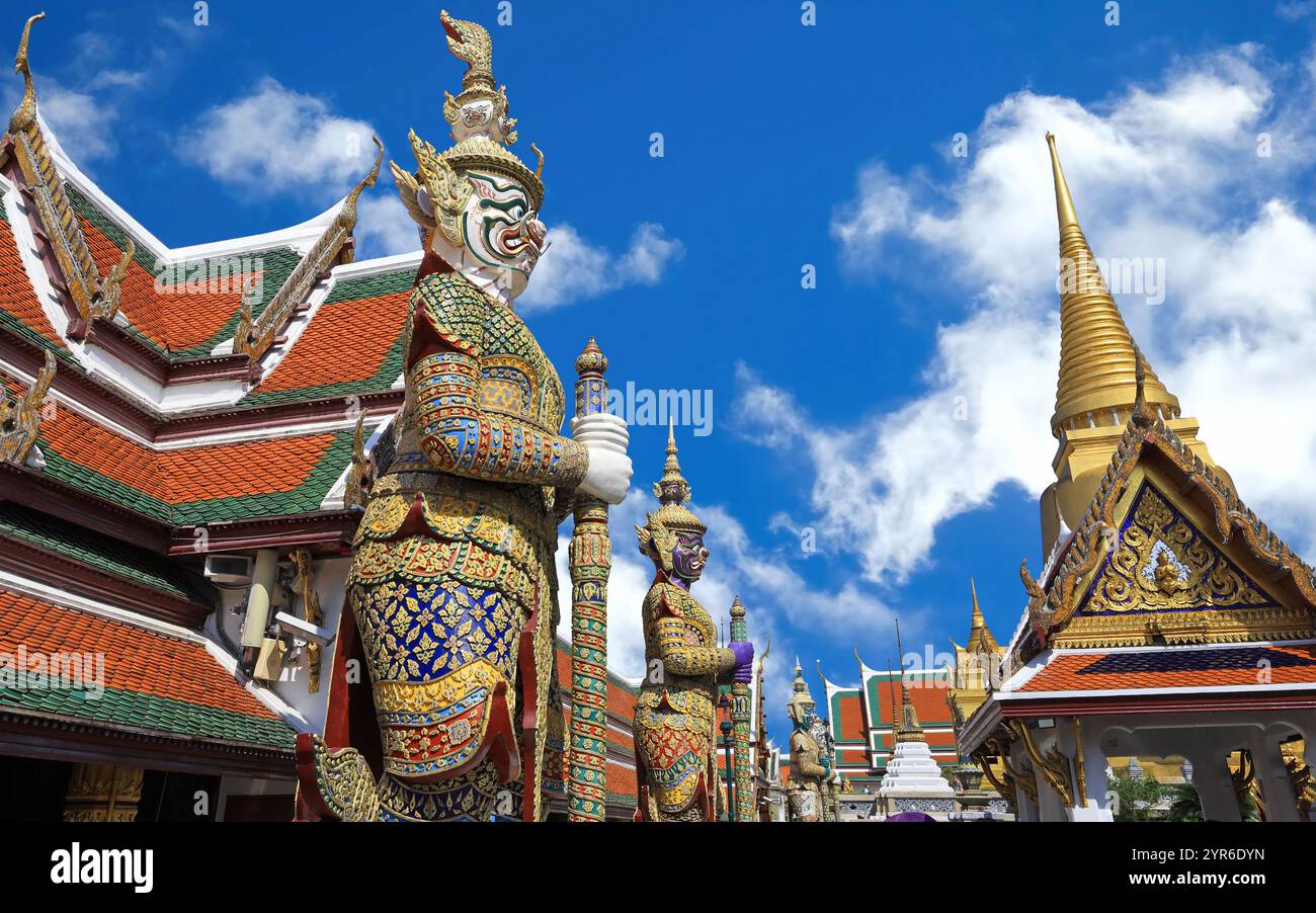 Statue custodi (Giganti Yaksha), Wat Phra Kaew (Tempio del Buddha di Smeraldo) e Grand Palace a Bangkok, Thailandia Foto Stock