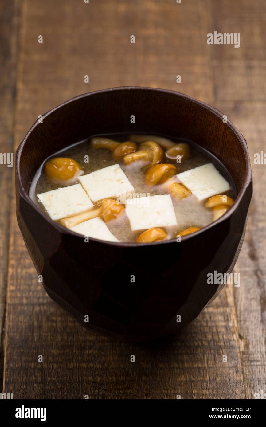 Funghi Nameko e zuppa di miso tofu Foto Stock