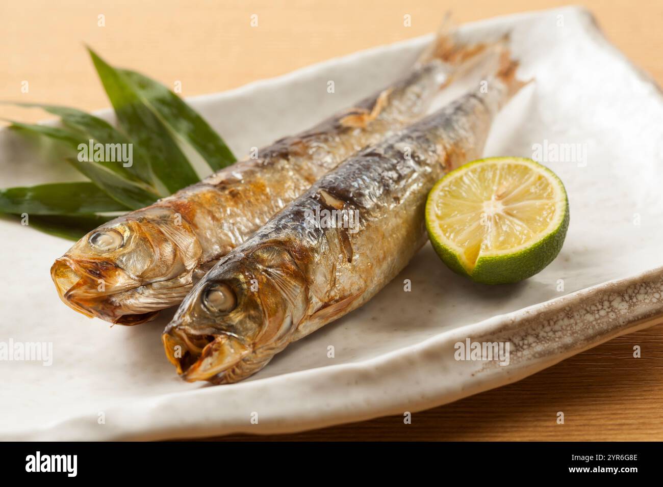 Sardine essiccate alla griglia Foto Stock