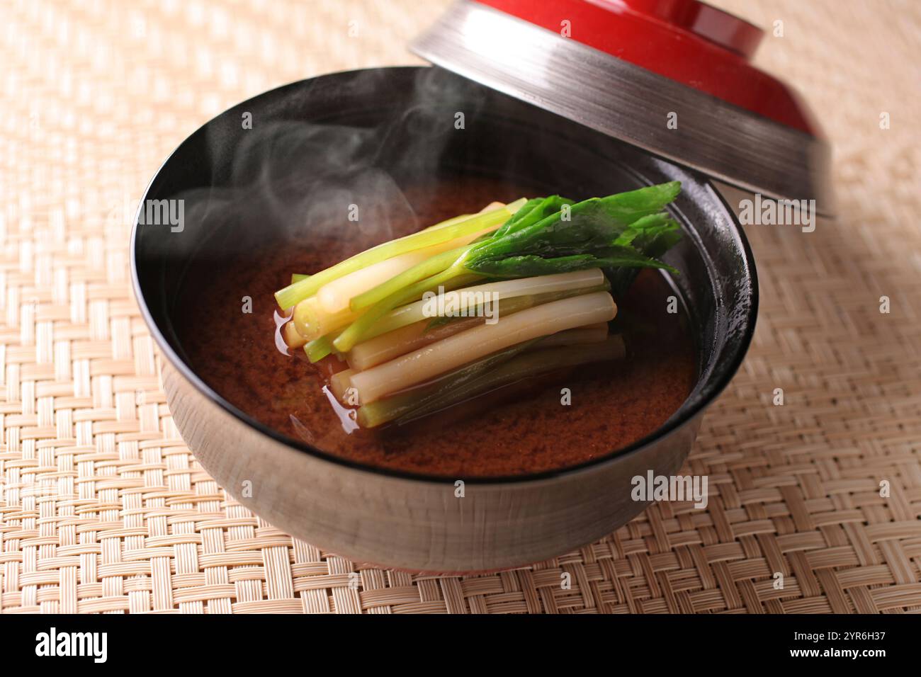 Zuppa di miso con foglie di mitsuba Foto Stock