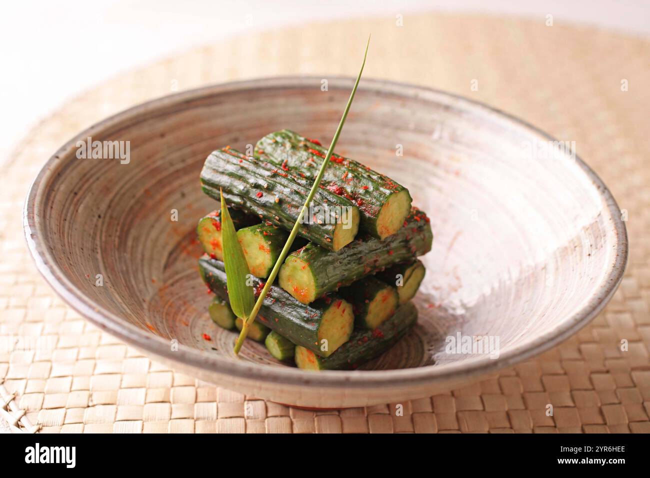 Cetriolo tataki piccante Foto Stock