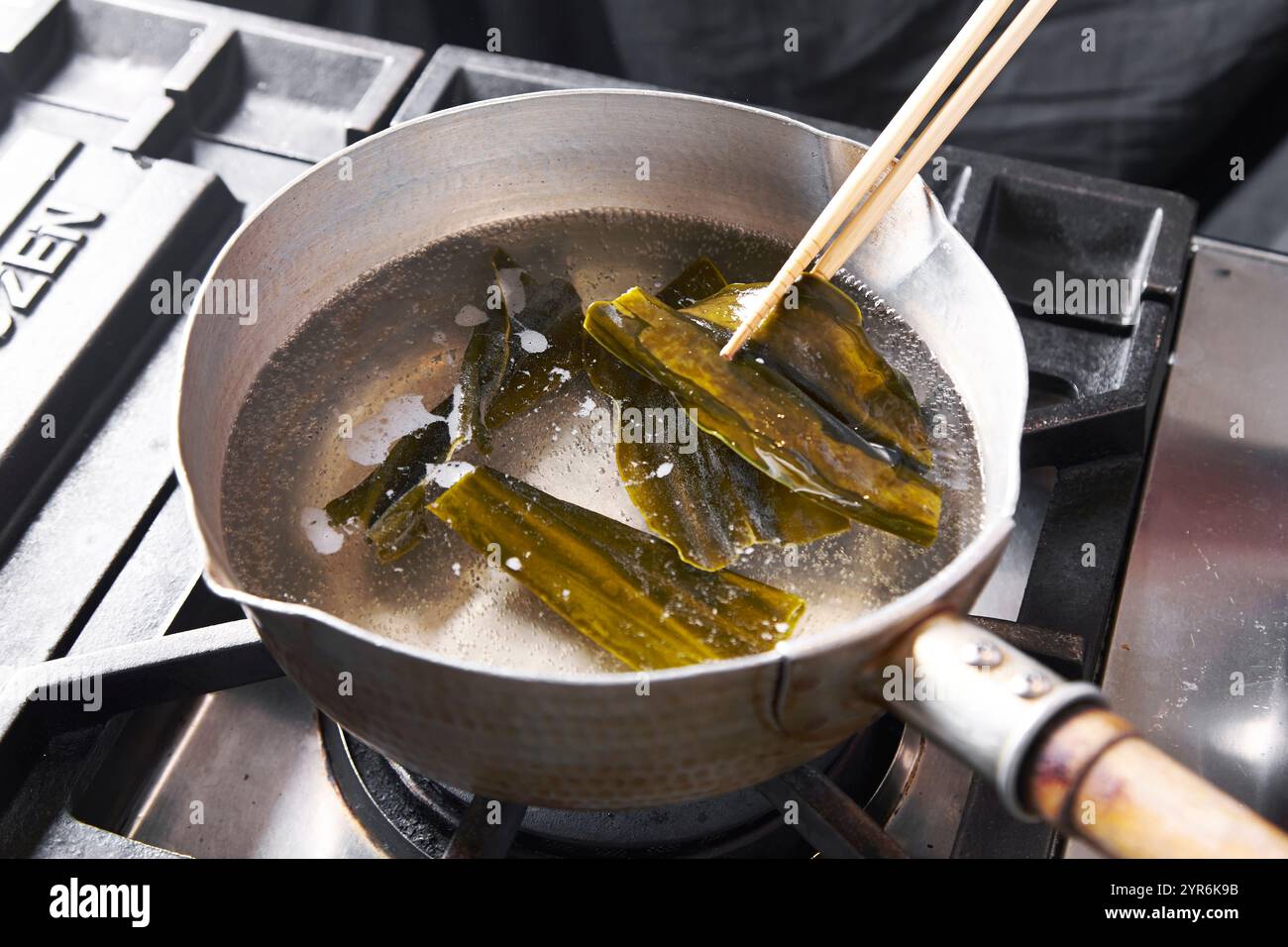 Il processo di prelievo del brodo di zuppa di alghe Foto Stock