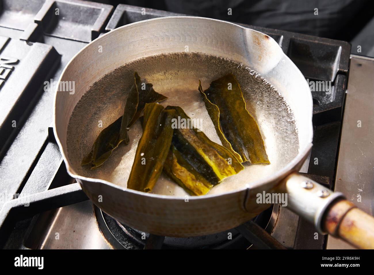 Il processo di prelievo del brodo di zuppa di alghe Foto Stock