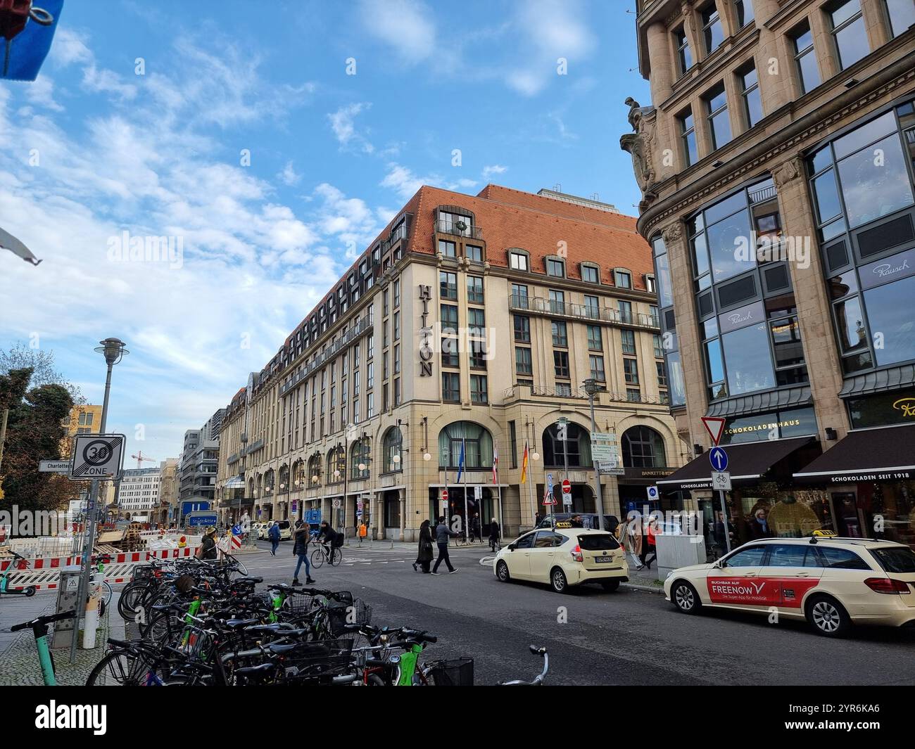 Hilton Berlin Hotel, Mohrenstrasse, Berlino, Germania, con il nome Hilton sulla facciata dell'edificio - Immagine stock catturata con smartphone