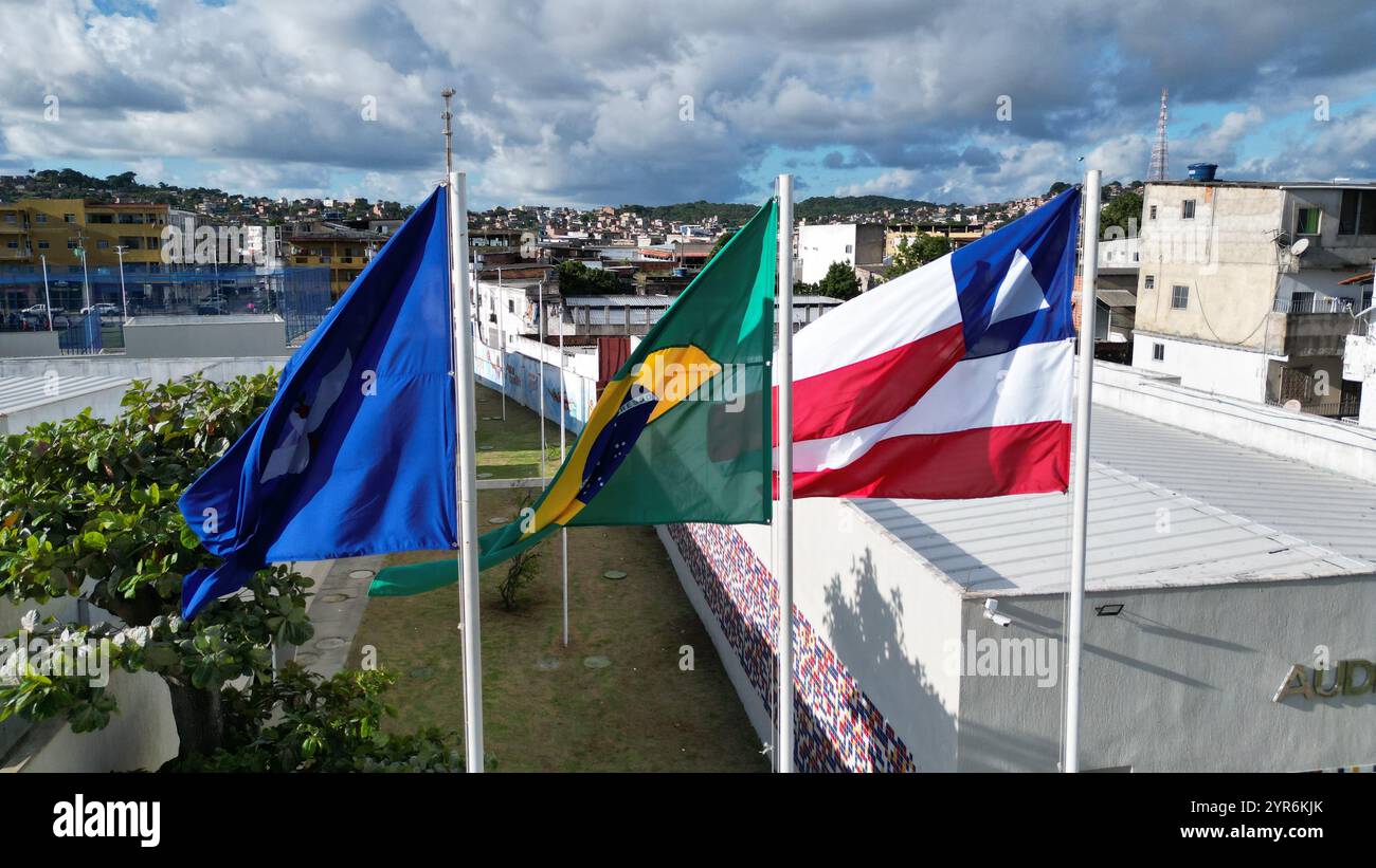 salvador, bahia, brasile - 15 maggio 2024: Flagpole con bandiere del Brasile, dello Stato di Bahia e della città di Salvador. Foto Stock