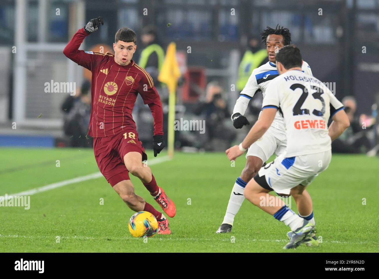 Stadio Olimpico, Roma, Italia. 2 dicembre 2024. Serie A Football; Roma contro Atalanta; Matias Soule di AS Roma passa davanti Sead Kolasinac di Atalanta BC Credit: Action Plus Sports/Alamy Live News Foto Stock