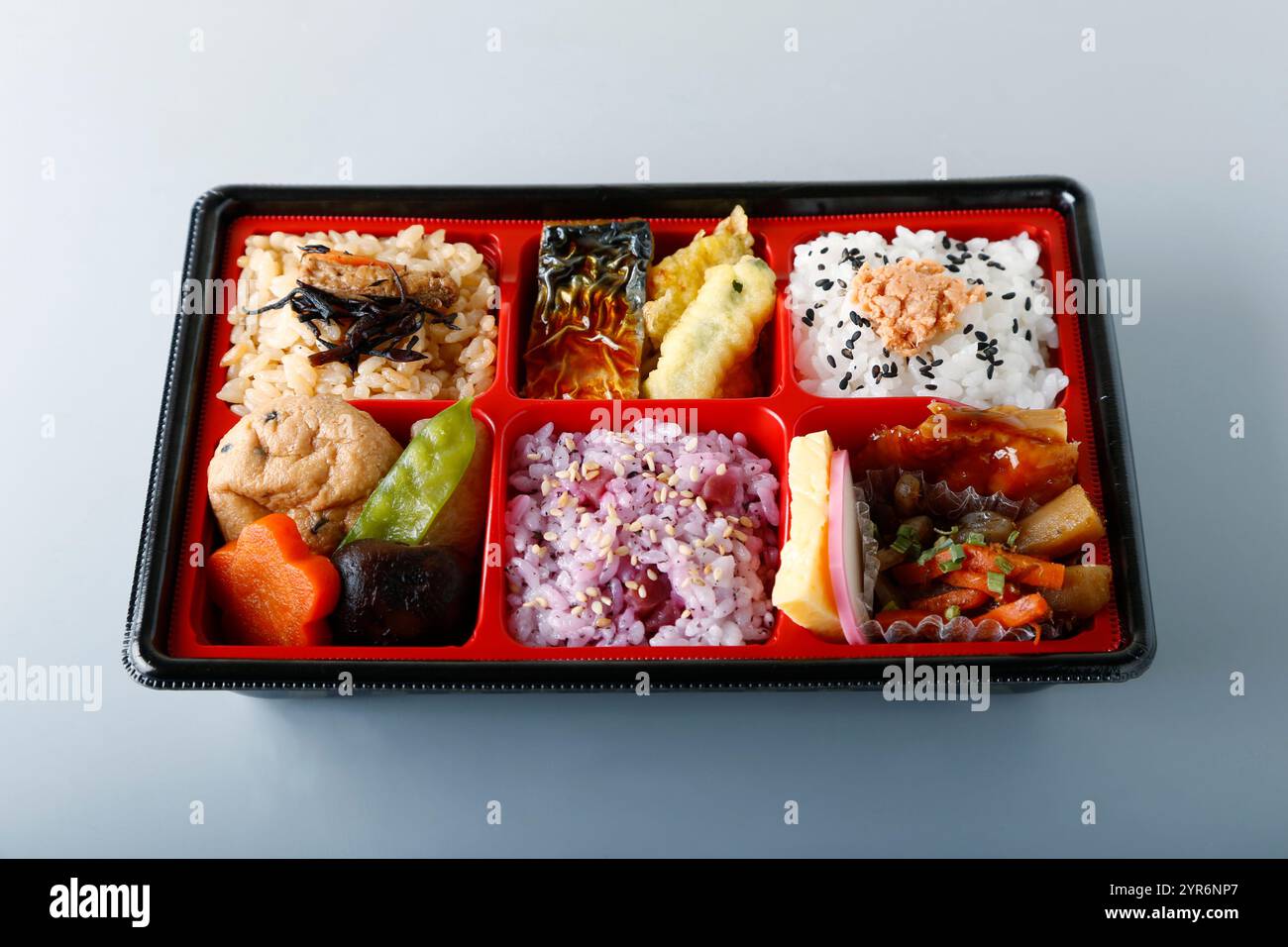 Bento in stile giapponese con 3 tipi di riso Foto Stock