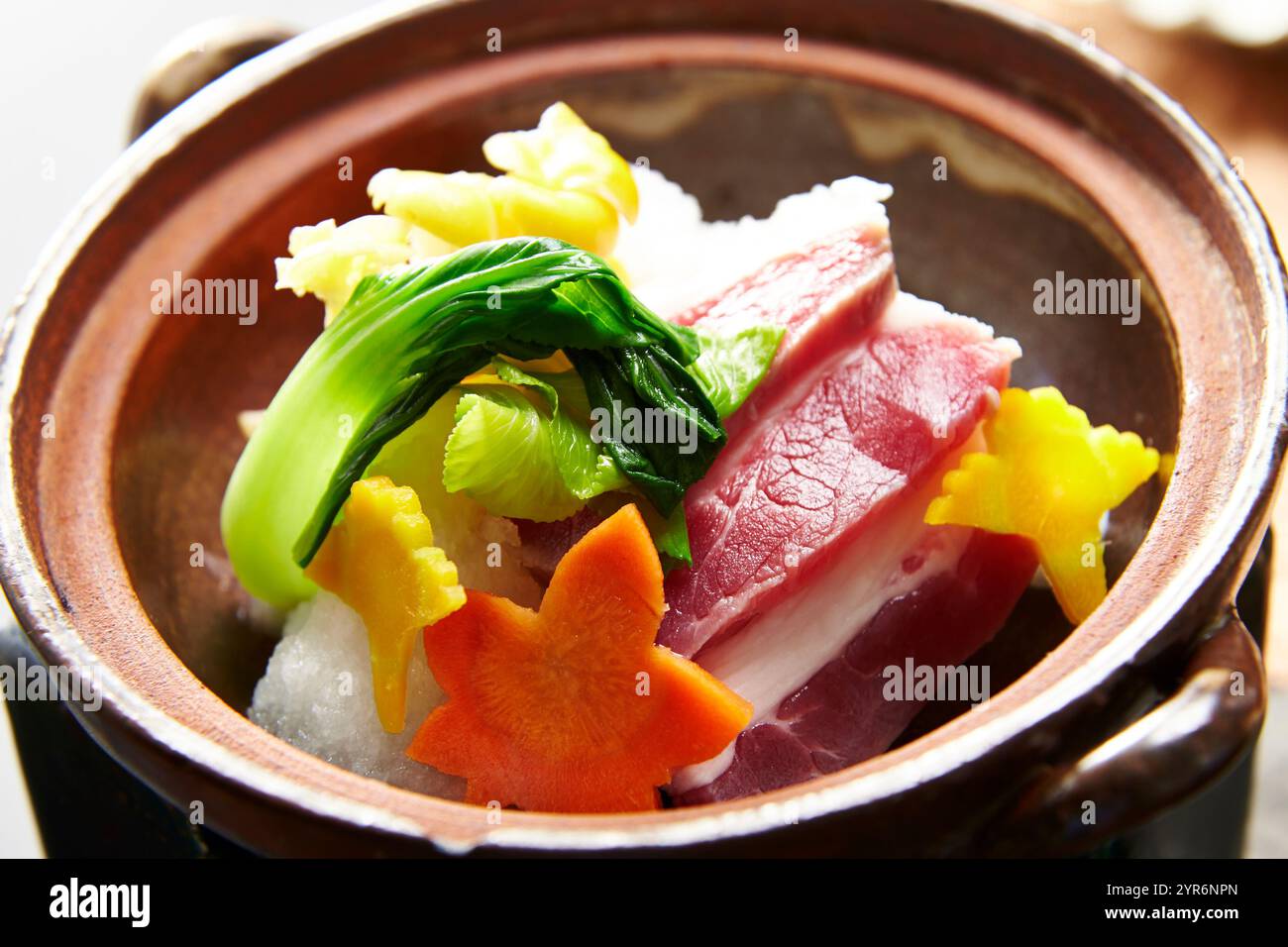 Un piatto di maiale con palla di pesce Foto Stock