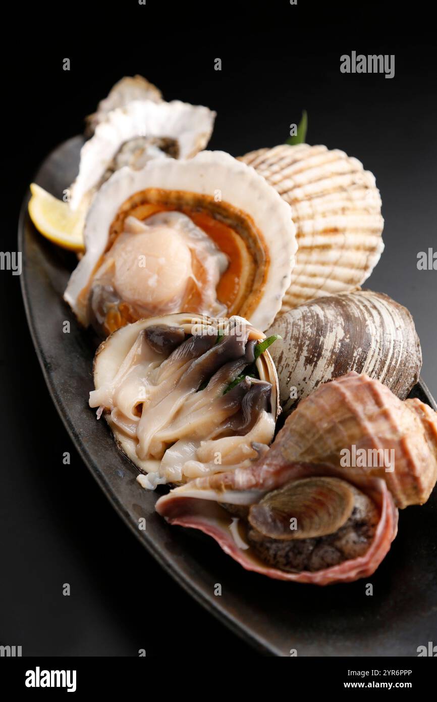 Tre tipi assortiti di sashimi: Capesante, cuccioli e vongole Sakhalin Foto Stock