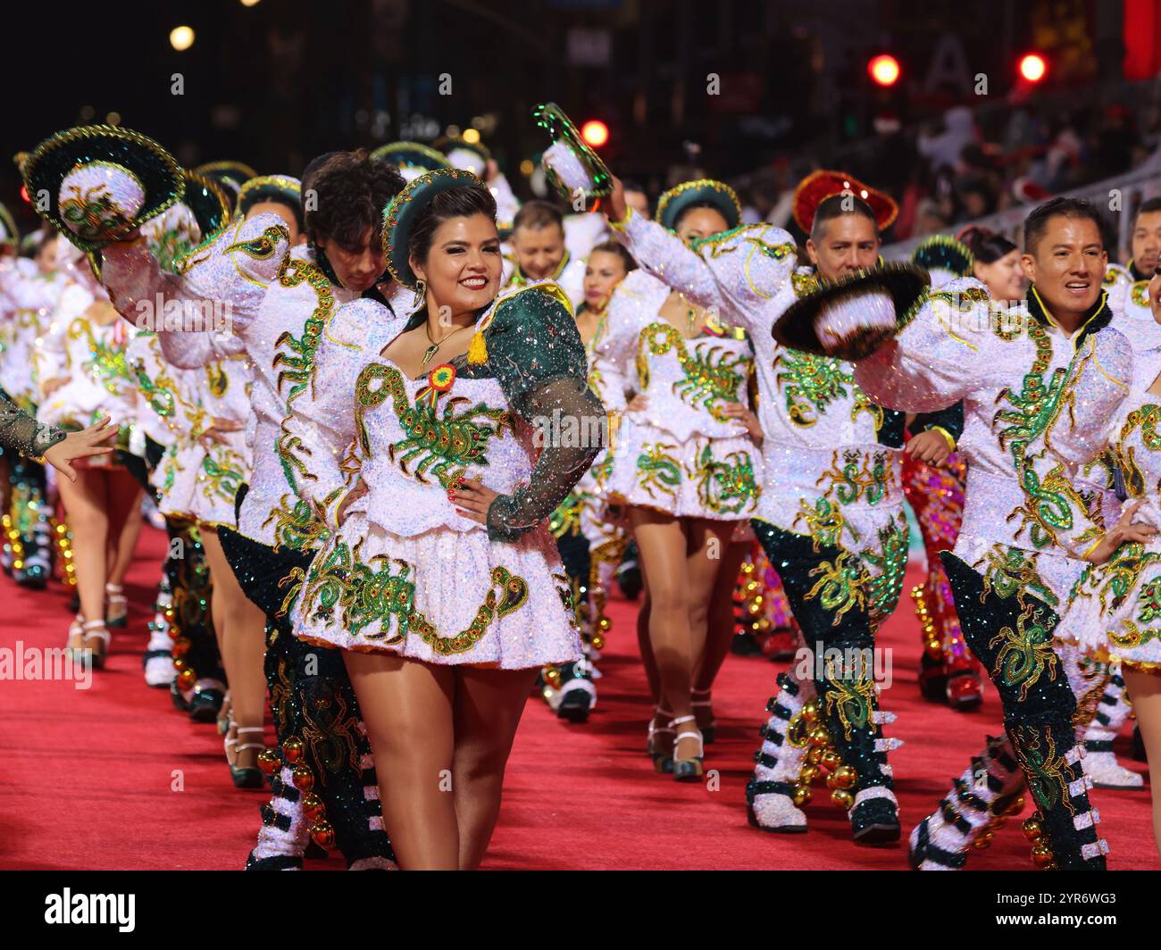 Pechino, Stati Uniti. 1 dicembre 2024. I partecipanti marciano durante la 92a sfilata annuale di Natale di Hollywood a Los Angeles, California, Stati Uniti, il 1° dicembre 2024. Crediti: Qiu Chen/Xinhua/Alamy Live News Foto Stock