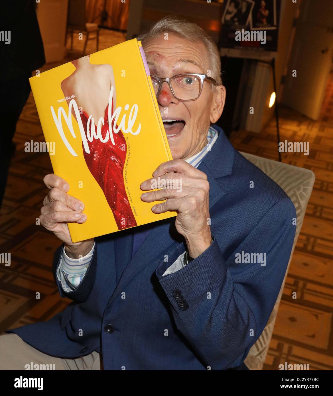 2 dicembre 2024, New York, New York, Stati Uniti: Lo stilista e costumier americano BOB MACKIE tiene il suo INCONFONDIBILE libro MACKIE all'anteprima stampa per l'asta Hollywood Legends â€˜inconfondibilmente Mackieâ€™ presentata dalle aste Julienâ€™S e Turner Classic Movies tenutasi al Carlyle Hotel. (Credit Image: © Nancy Kaszerman/ZUMA Press Wire) SOLO PER USO EDITORIALE! Non per USO commerciale! Foto Stock