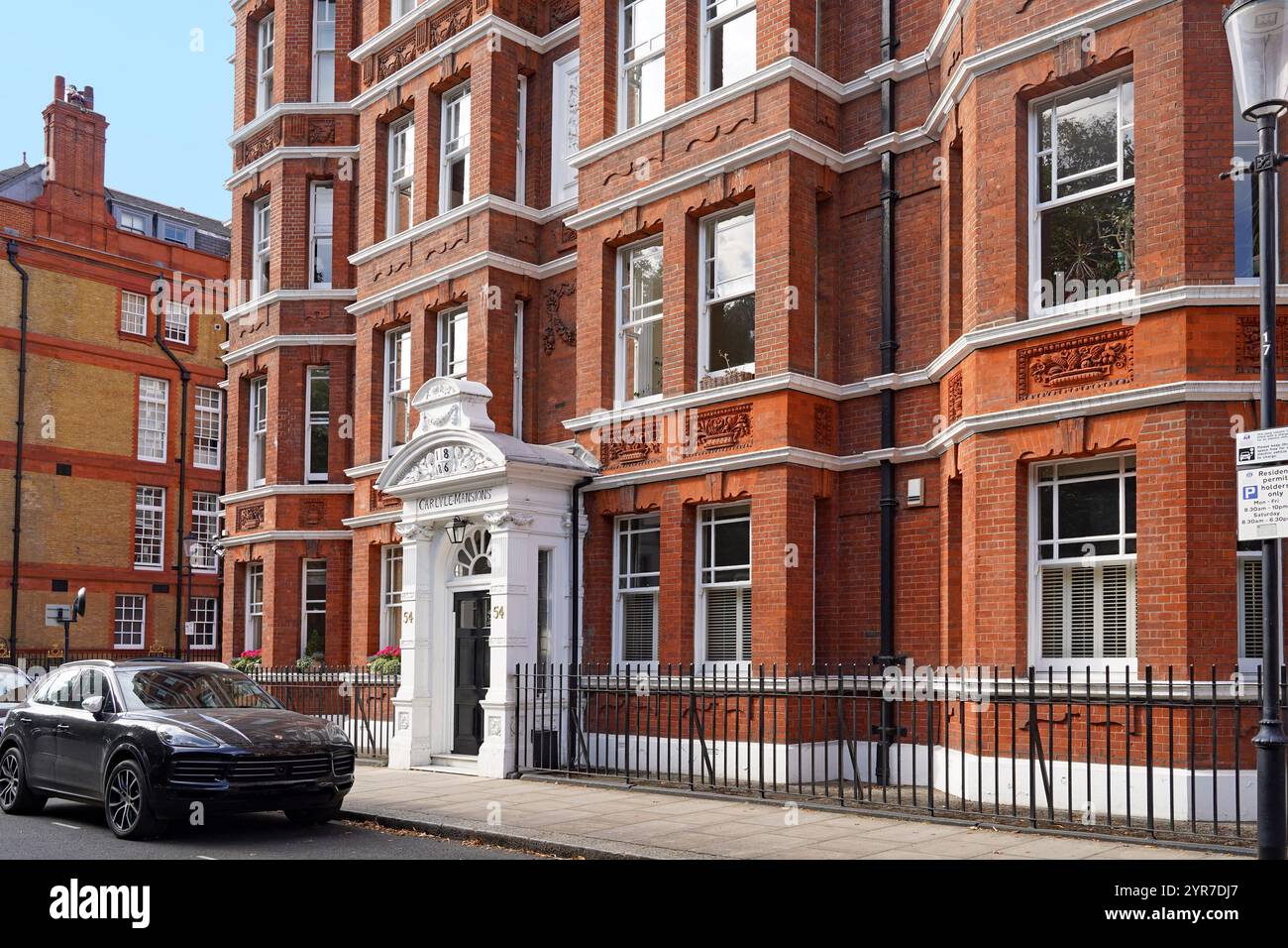 Carlyle Mansions on Cheyne Walk in Chelsea, edificio di appartamenti del XIX secolo, ex residenza di famosi autori come IAM Fleming, Somerset Maugham, Foto Stock