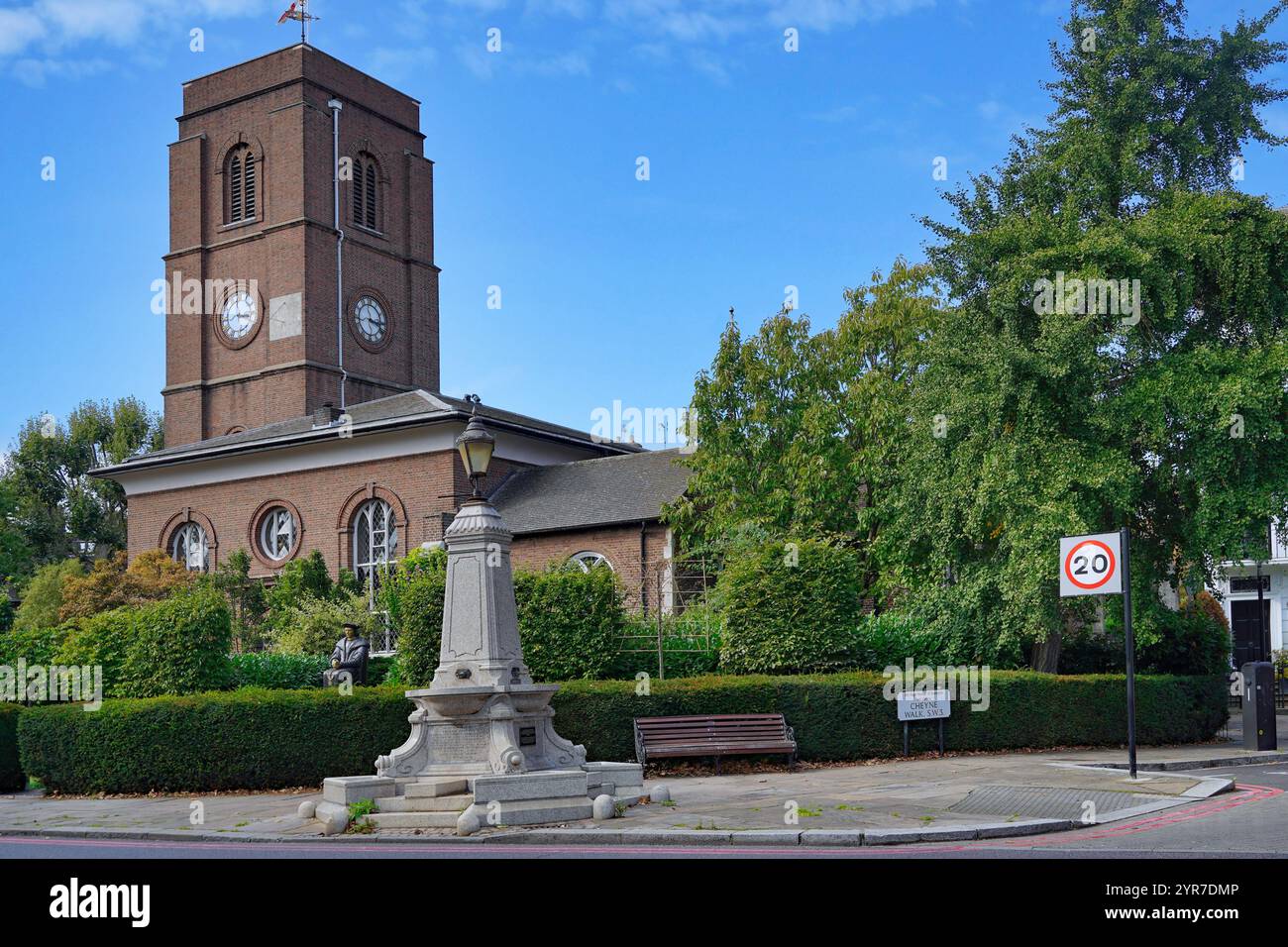 Chelsea Old Church, fondata nel 1157, con una statua di Sir Thomas More nel giardino, vicino a dove viveva Foto Stock