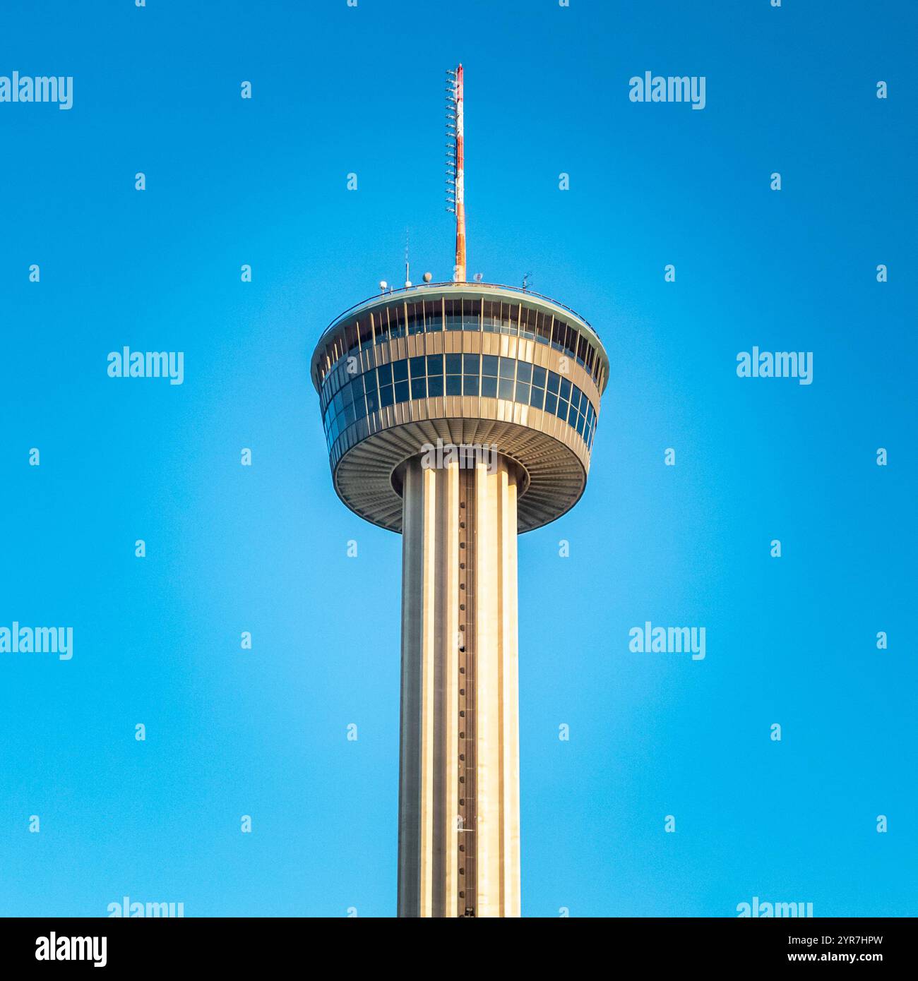 Skyline di San Antonio Torre d'America Torre dell'osservatorio Hemisfair. Lo sfondo è un cielo blu brillante Foto Stock