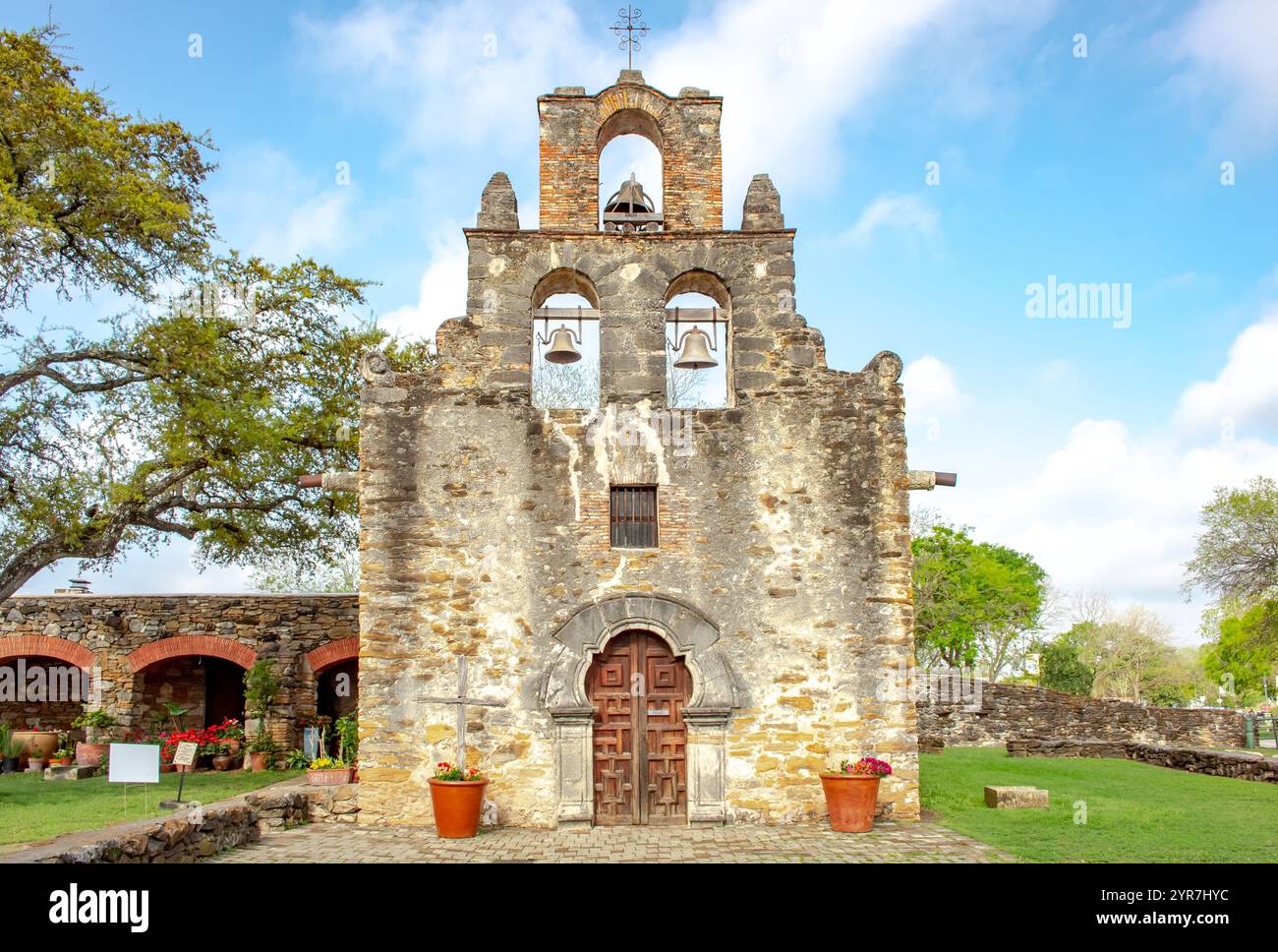 Architettura tradizionale in mattoni della vecchia missione Espada, situata nel parco storico della missione di San Antonio, Texas. Foto Stock