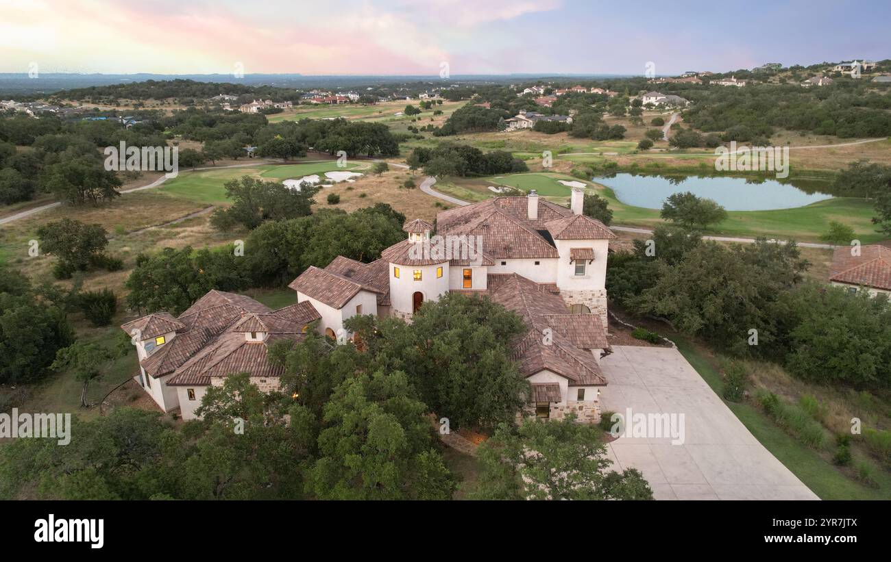 Il vivace tramonto mette in risalto una tranquilla comunità di golf circondata dalla natura Foto Stock