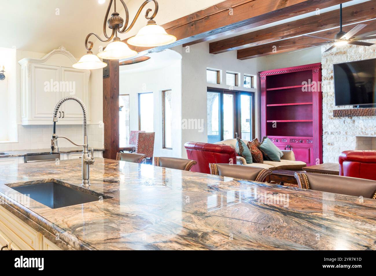 Cucina dal design elegante con ripiani in marmo e decorazioni eleganti in una casa accogliente Foto Stock