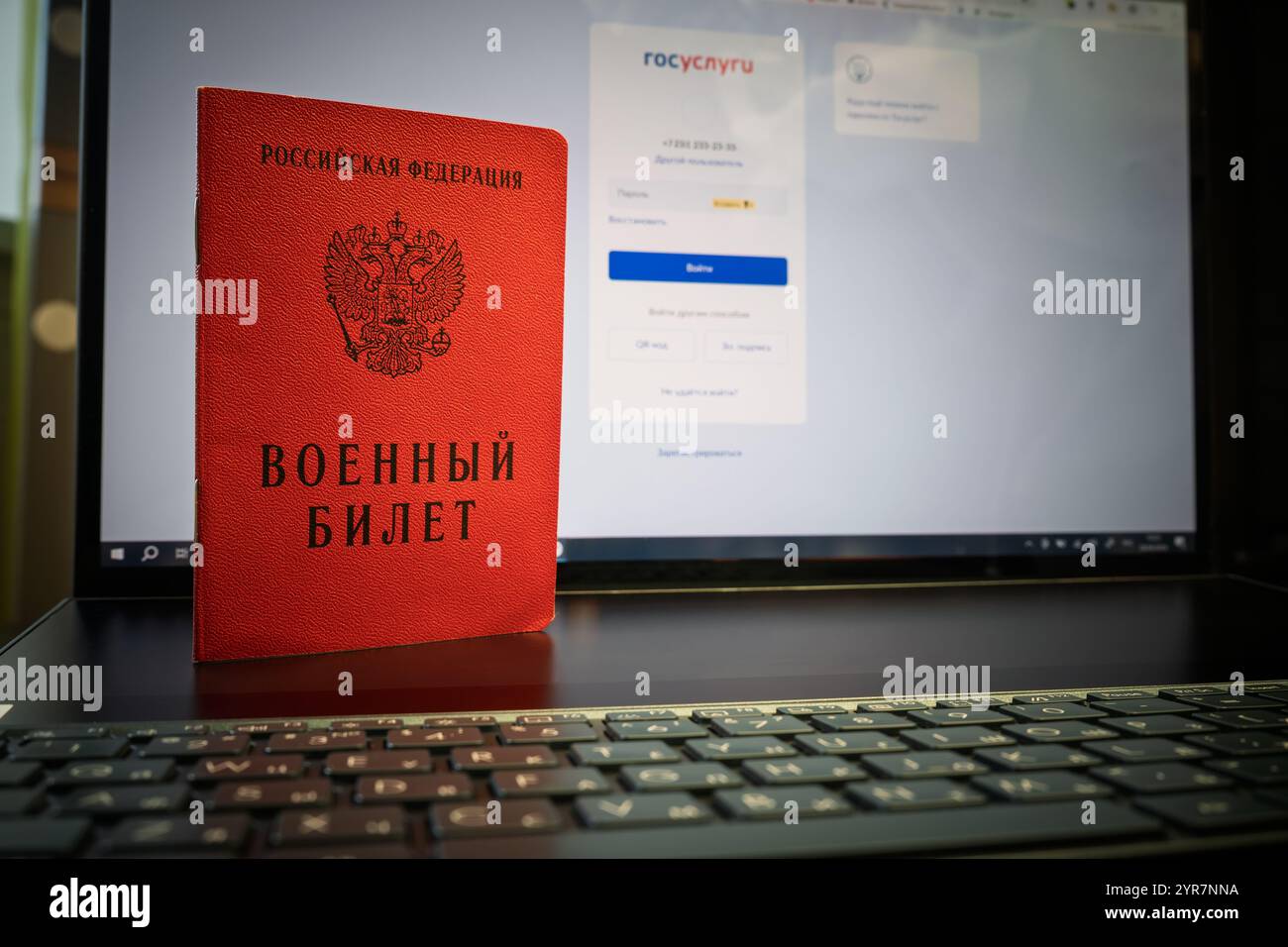 Un primo piano di un documento d'identità militare russo su una tastiera tradotto: Documento d'identità militare della Federazione Russa sullo sfondo del sito dei servizi pubblici. AP Foto Stock