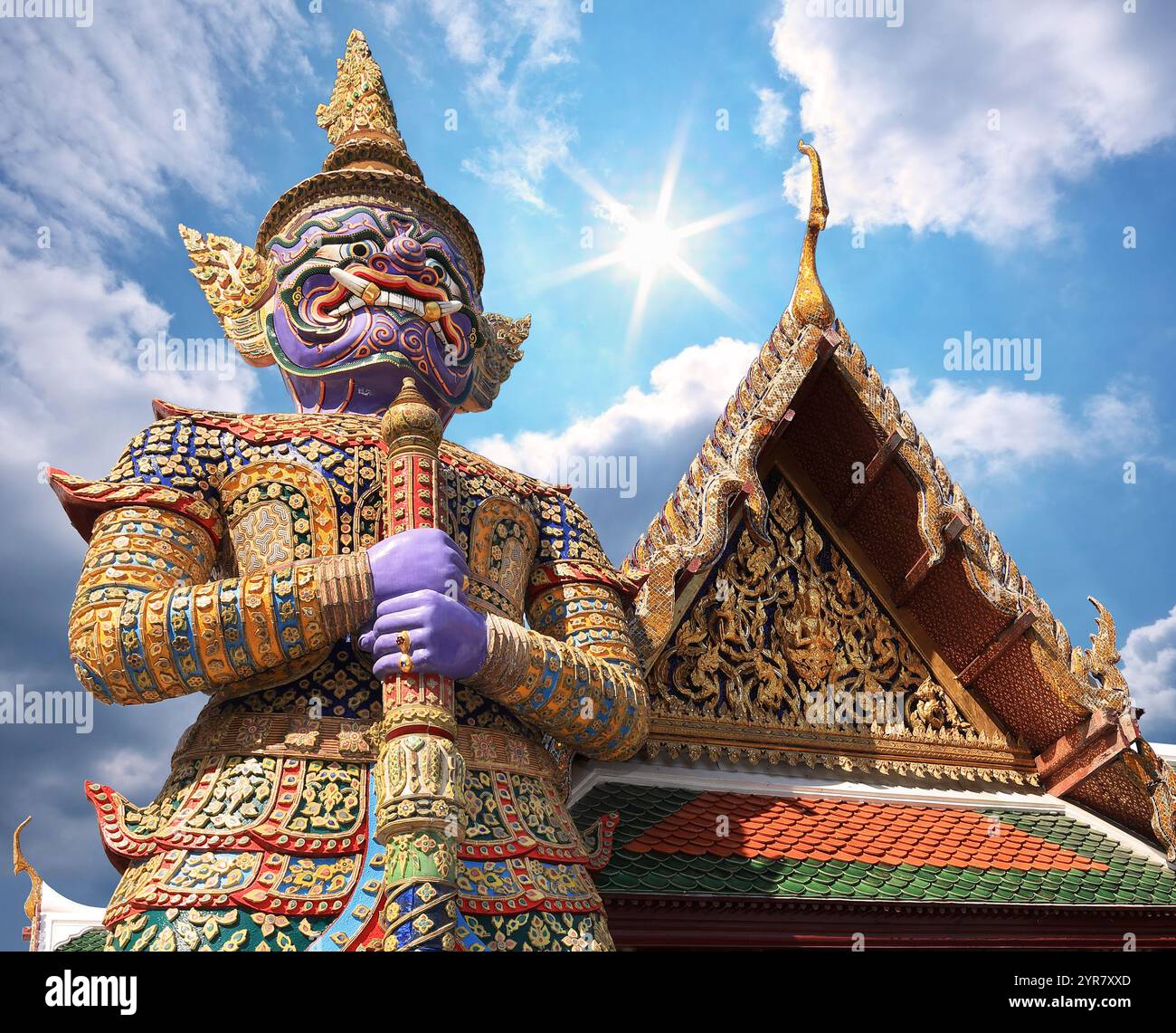 Statua del Guardiano (Yaksha gigante), Wat Phra Kaew (Tempio del Buddha di Smeraldo) e Grand Palace a Bangkok, Thailandia Foto Stock