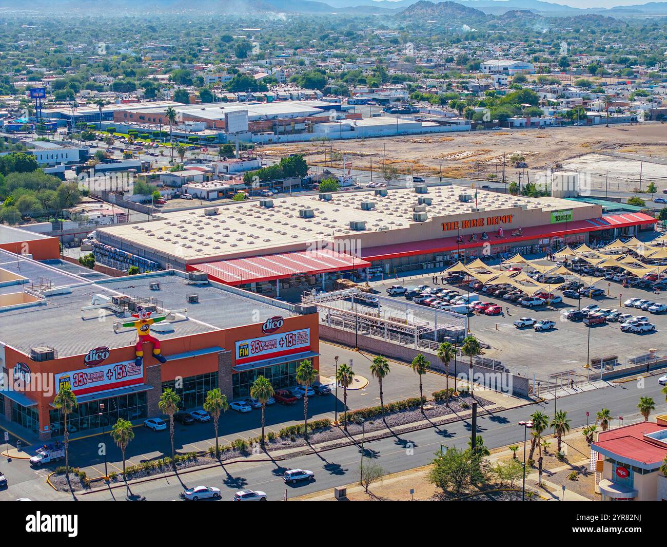 Dico Furniture e The Home Depot. Edifici, aziende, uffici, immobili a vado del Rio a Hermosillo, Messico. (Foto di Luis Gutierrez / NortePhoto) Muebles dico y the Home Depot. Edificios, negocios, oficinas, bienes raices en el vado del Rio en Hermosillo Messico. (Foto por Luis Gutierrez / NortePhoto) Foto Stock