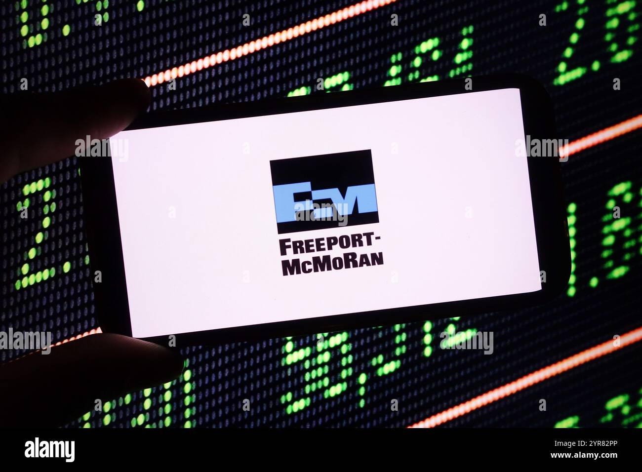 Polonia. 2 dicembre 2024. In questa immagine, il logo aziendale Freeport-McMoRan viene visualizzato sullo schermo di uno smartphone. Credito: SOPA Images Limited/Alamy Live News Foto Stock