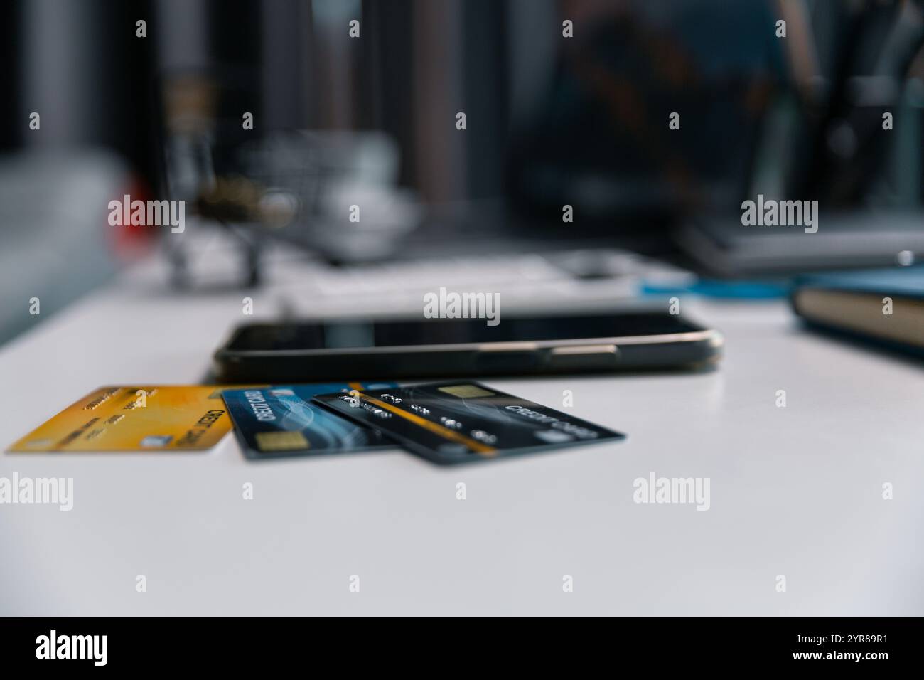 Nell'ambito del ciberspazio, l'e-business ha rivoluzionato il commercio, consentendo alle persone di acquistare e acquistare articoli tramite acquisti online e negozi digitali, Foto Stock