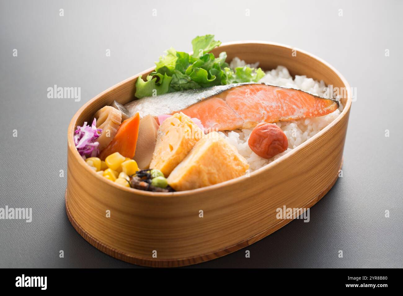 Cestino per pranzo di salmone con fondo nero, bento Foto Stock