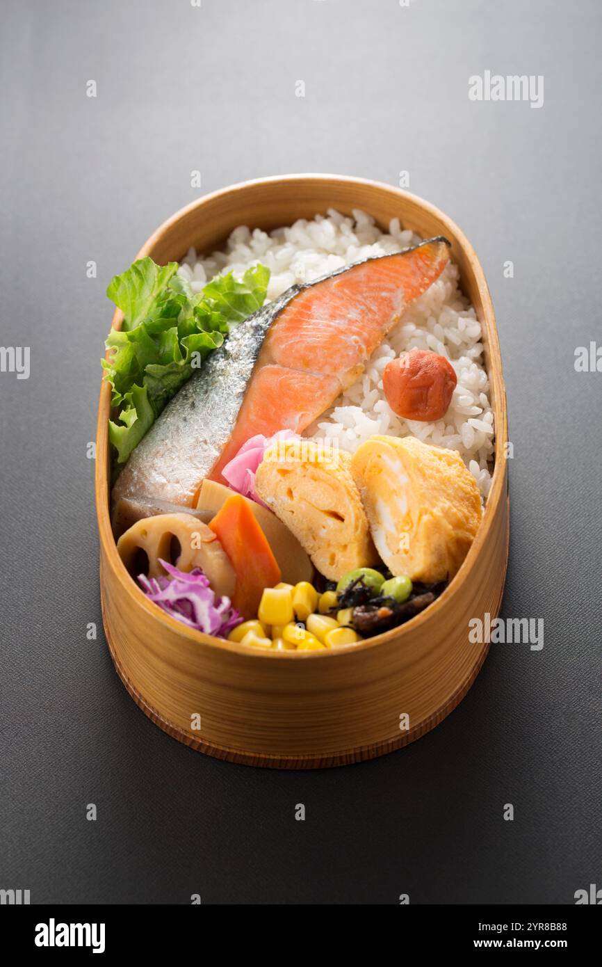 Cestino per pranzo di salmone con fondo nero, bento Foto Stock