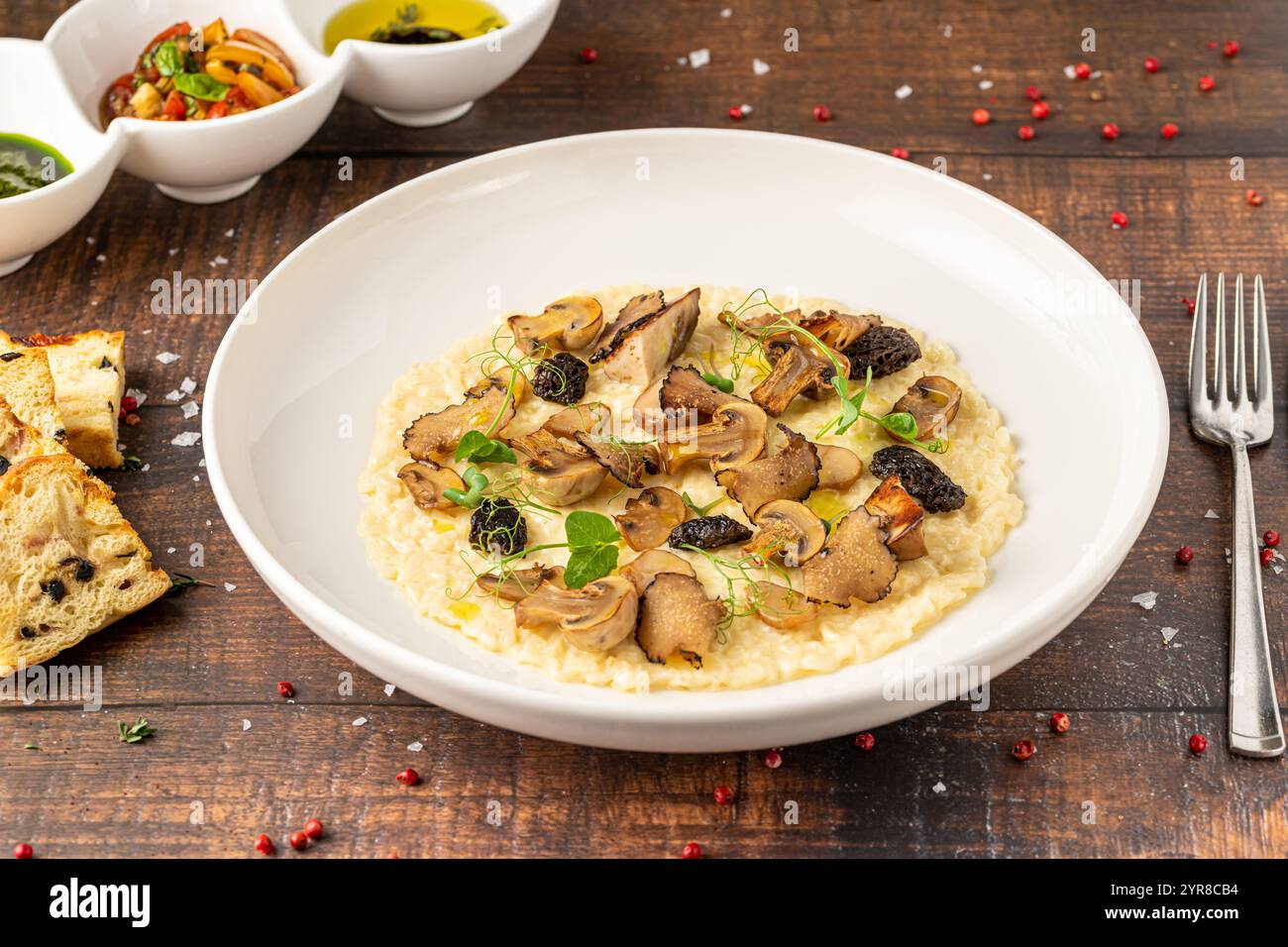 Risotto ai funghi porcini in un piatto di porcellana bianca, risotto ai funghi porcini Foto Stock