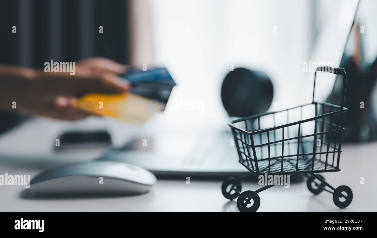 Nell'ambito dell'e-business, strategie di marketing efficaci favoriscono il commercio online, incoraggiando i clienti a riempire i loro carrelli e completare gli acquisti durante Foto Stock