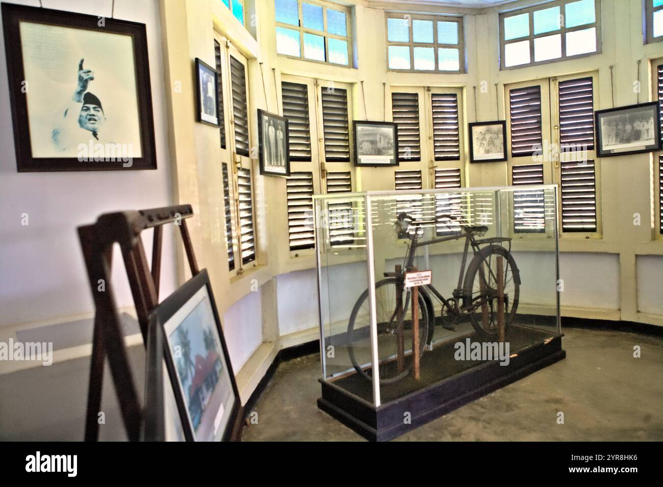 Una bicicletta che è stata utilizzata dal primo presidente indonesiano Soekarno durante il suo esilio in una casa che ora è un museo a Bengkulu, Indonesia. Foto Stock