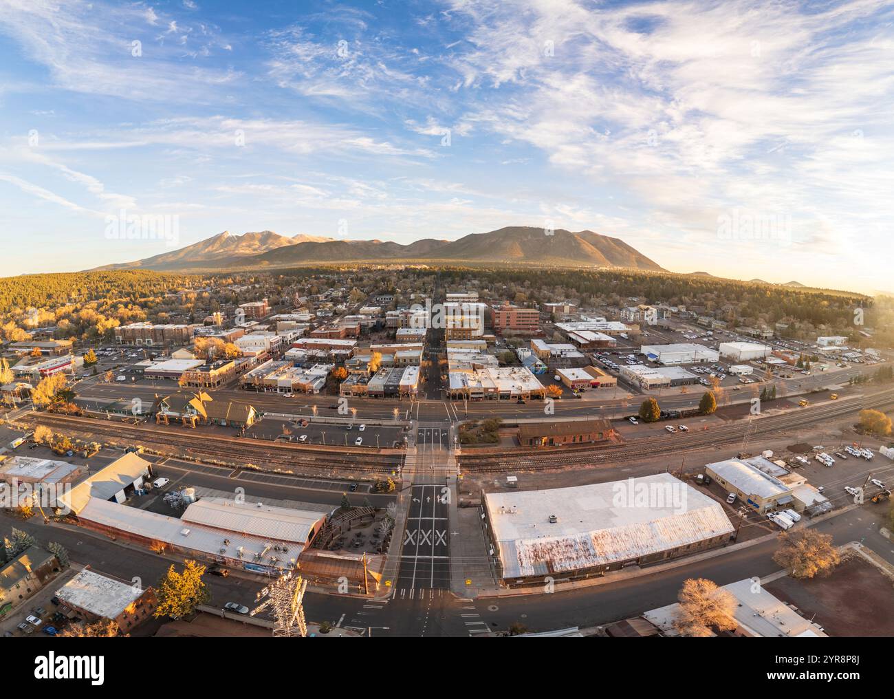 Vista panoramica aerea del centro di Flagstaff, Arizona, all'alba in autunno, con il centro città, la stazione ferroviaria e i picchi di San Francisco Foto Stock