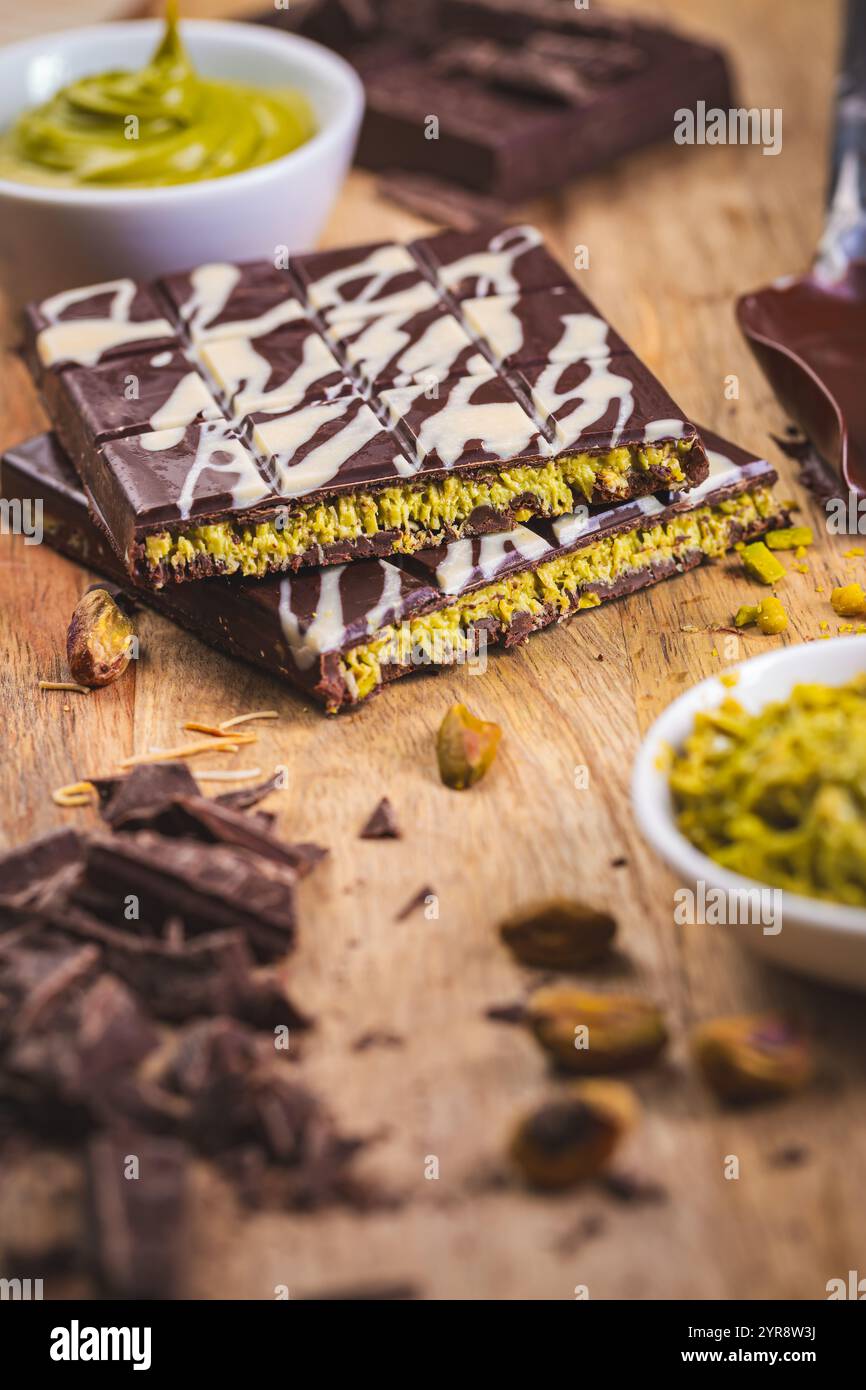 Bar di cioccolato Dubai fatto in casa con kadayif verde e spalmabile pistacchio con ingredienti da forno Foto Stock