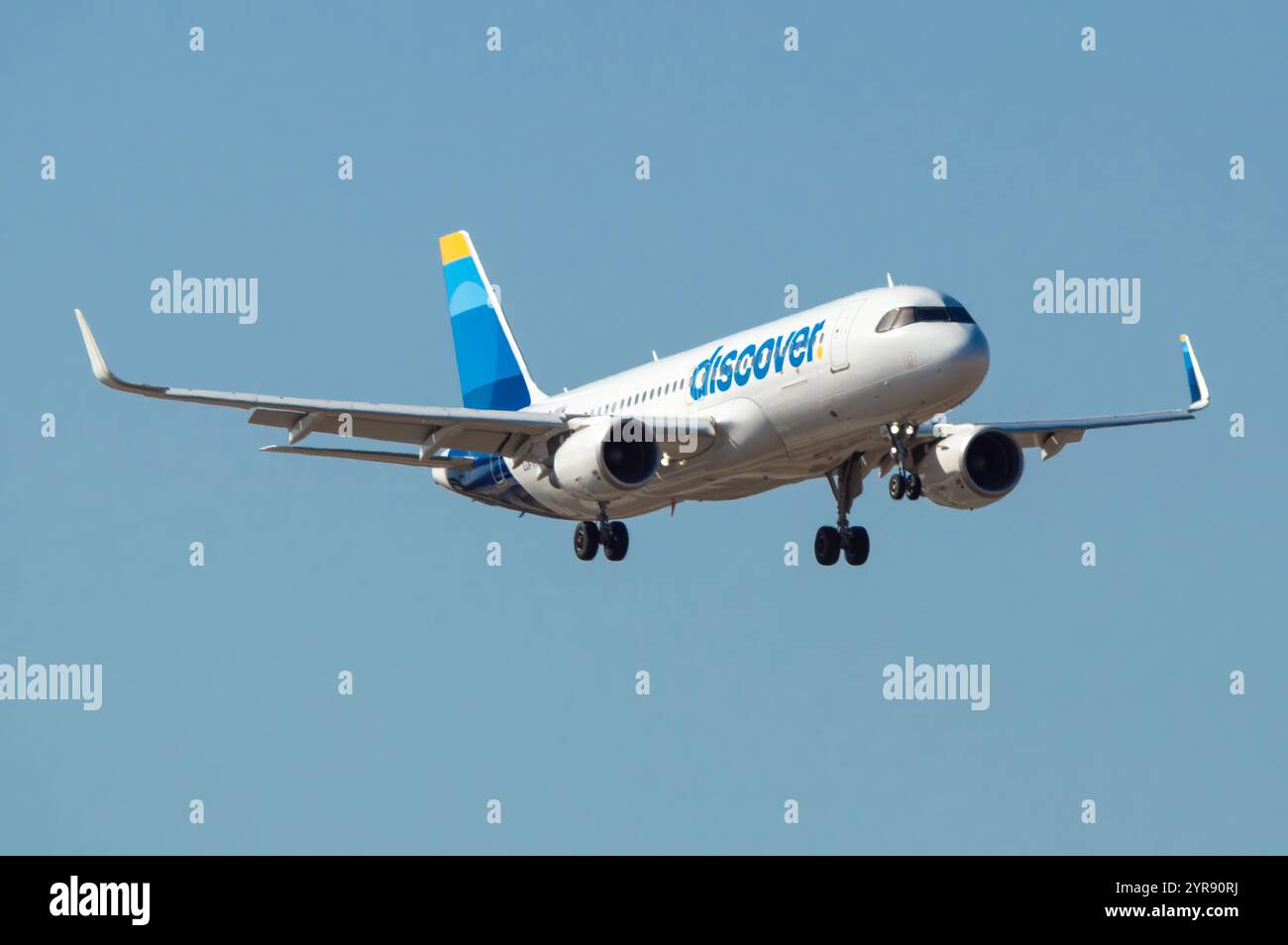 Scopri gli aerei di linea Airbus A320 che atterrano all'aeroporto di Gran Canaria. Foto Stock