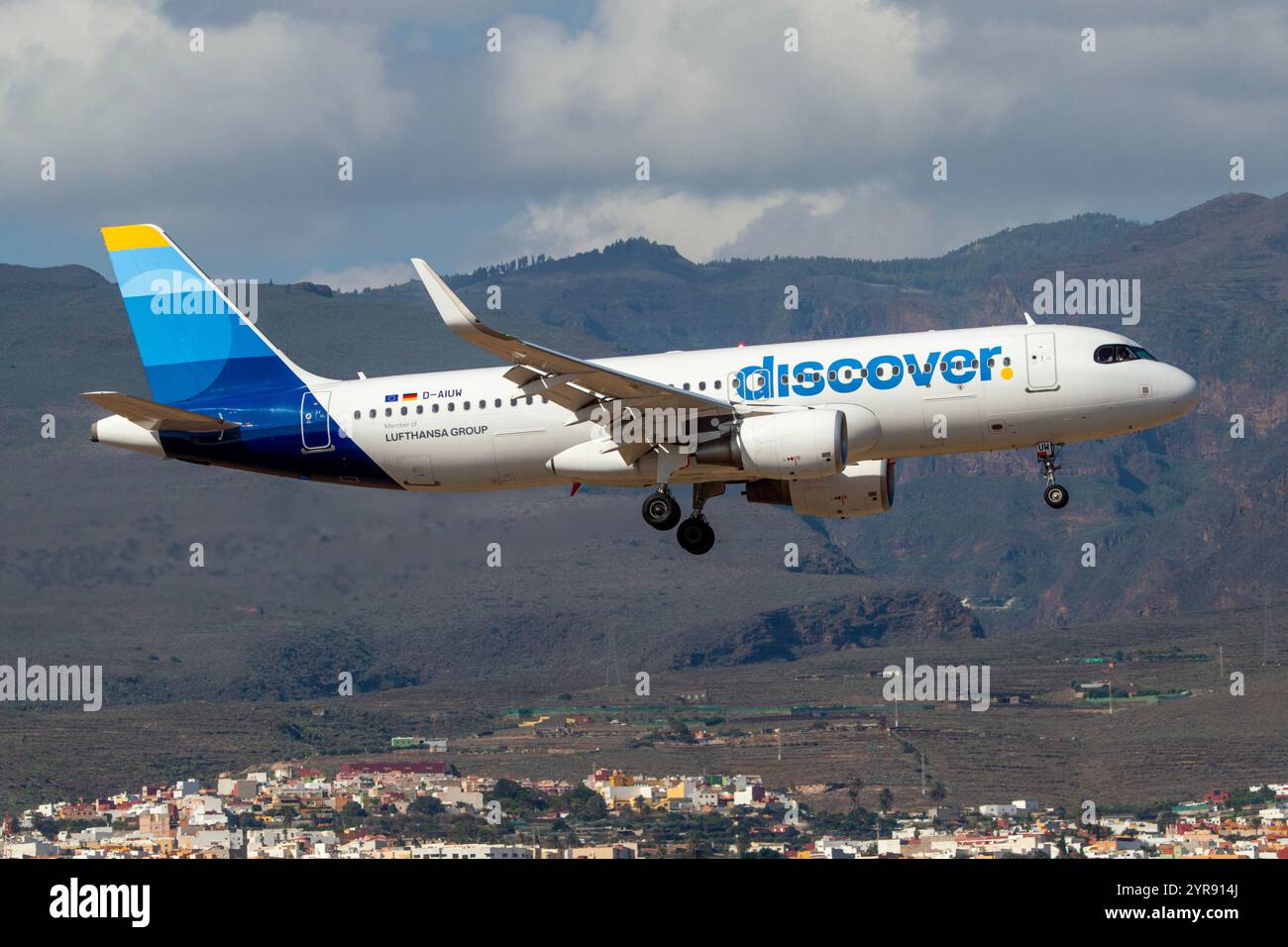 Scopri gli aerei di linea Airbus A320 che atterrano all'aeroporto di Gran Canaria. Foto Stock