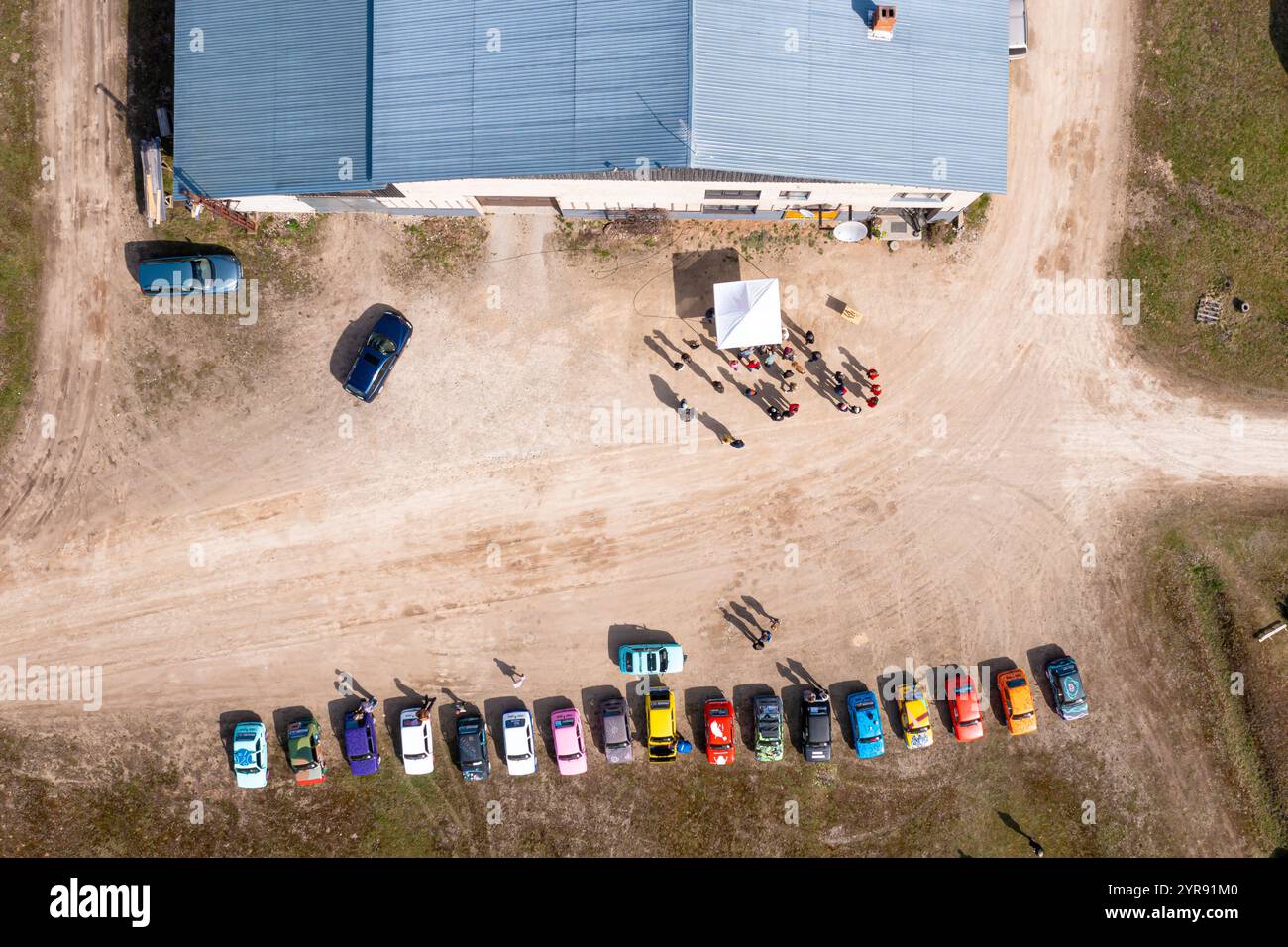 Madona, Lettonia - 2 maggio 2021: Fila di colorate ed eleganti auto a noleggio Fiat 126 PanCars d'epoca, PanCars è un'elegante auto a noleggio compatta per il team building Foto Stock