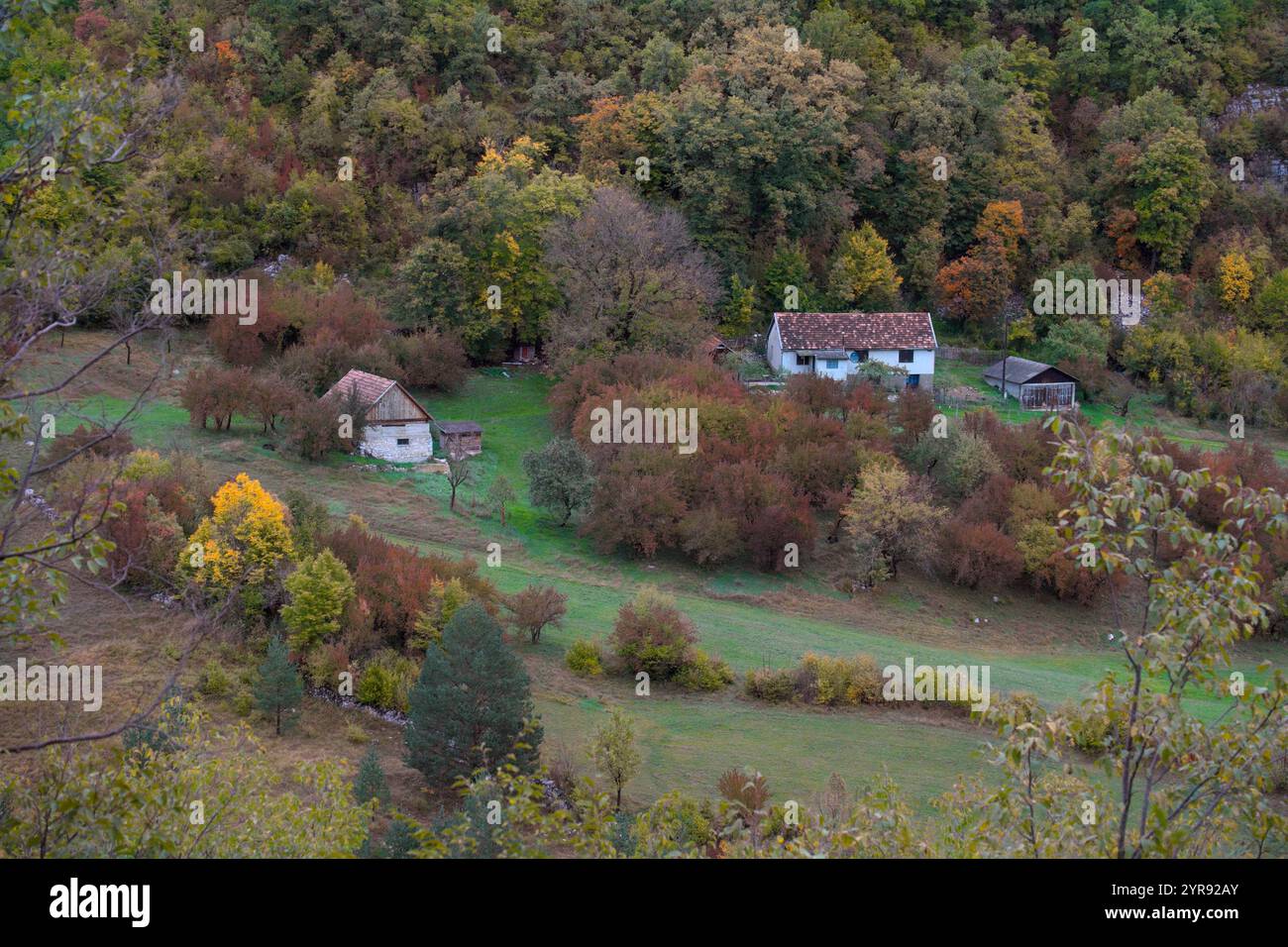 Fattoria rurale in autunno vicino a Drvar in Bosnia ed Erzegovina Foto Stock