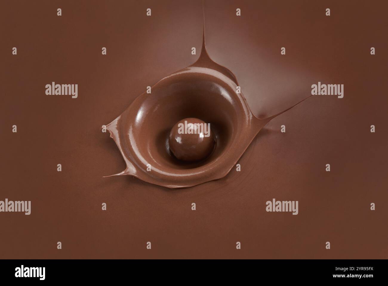 forma a spruzzo di cioccolato dovuta alla caduta di un oggetto rotondo Foto Stock