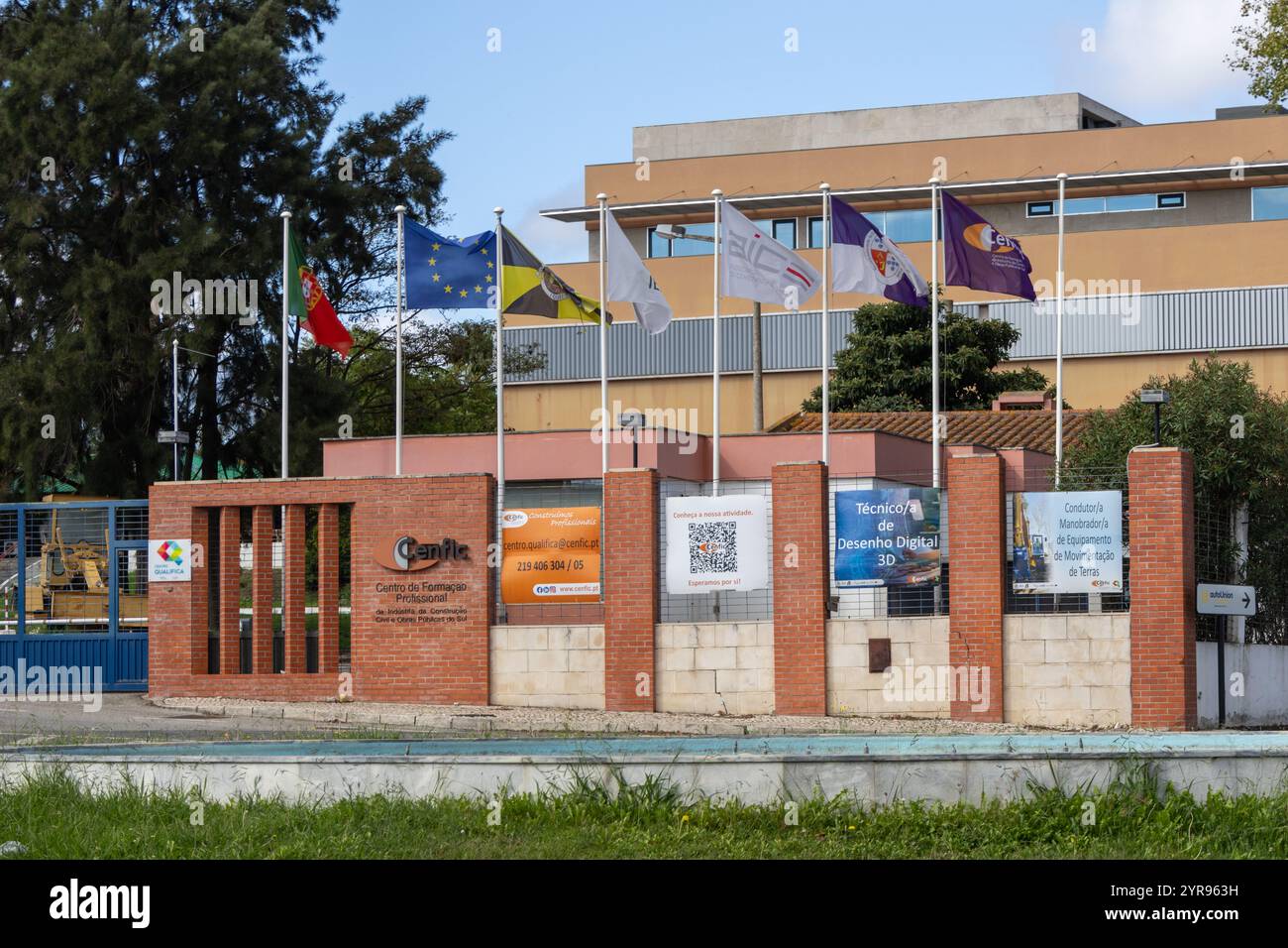 Centro di formazione professionale Cenfic in portogallo che promuove corsi professionali con bandiere dell'unione europea e portoghesi che sventolano Foto Stock